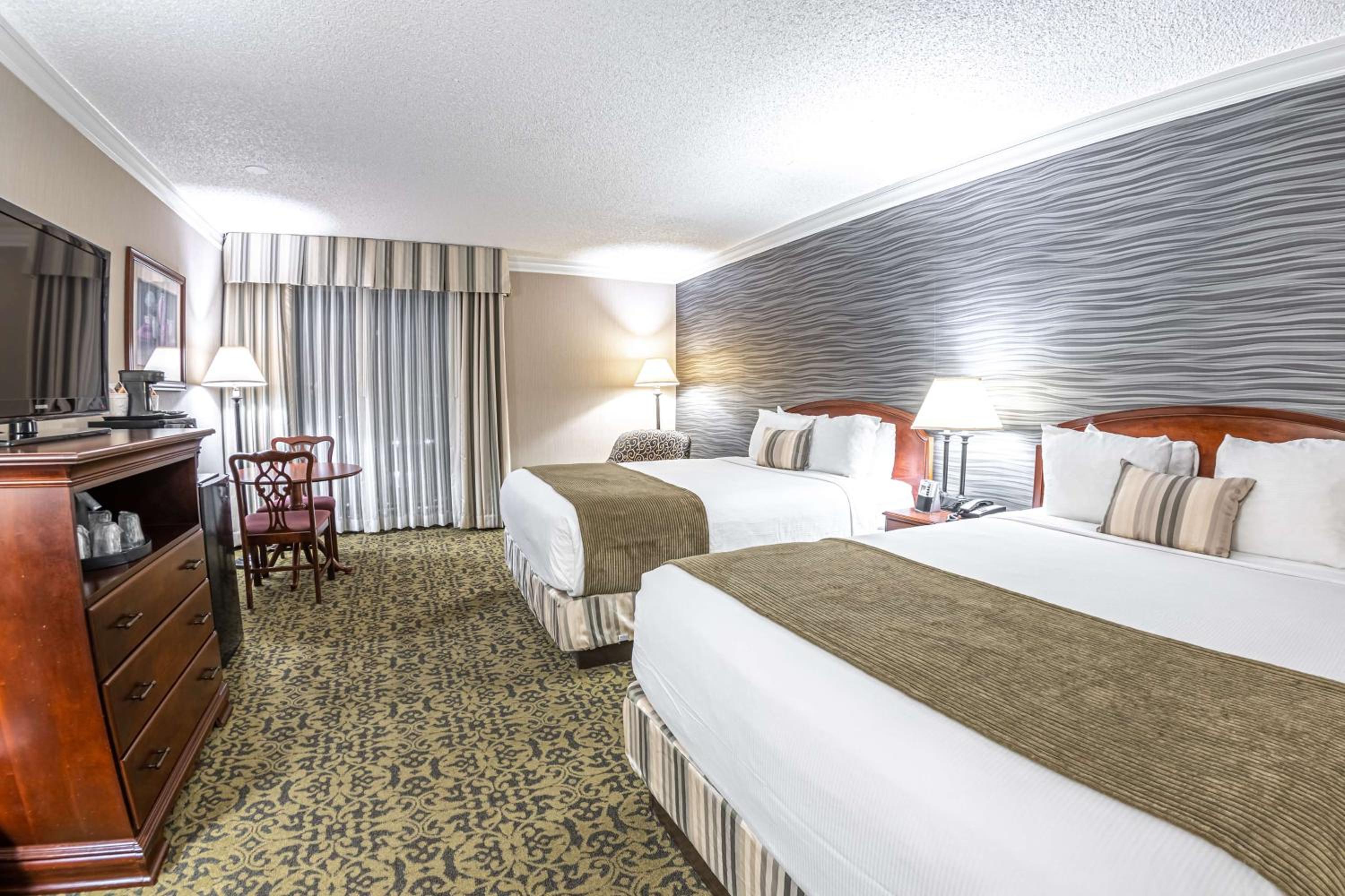 Queen Room With Two Queen Beds And Bath Tub - Disability Access photo 1