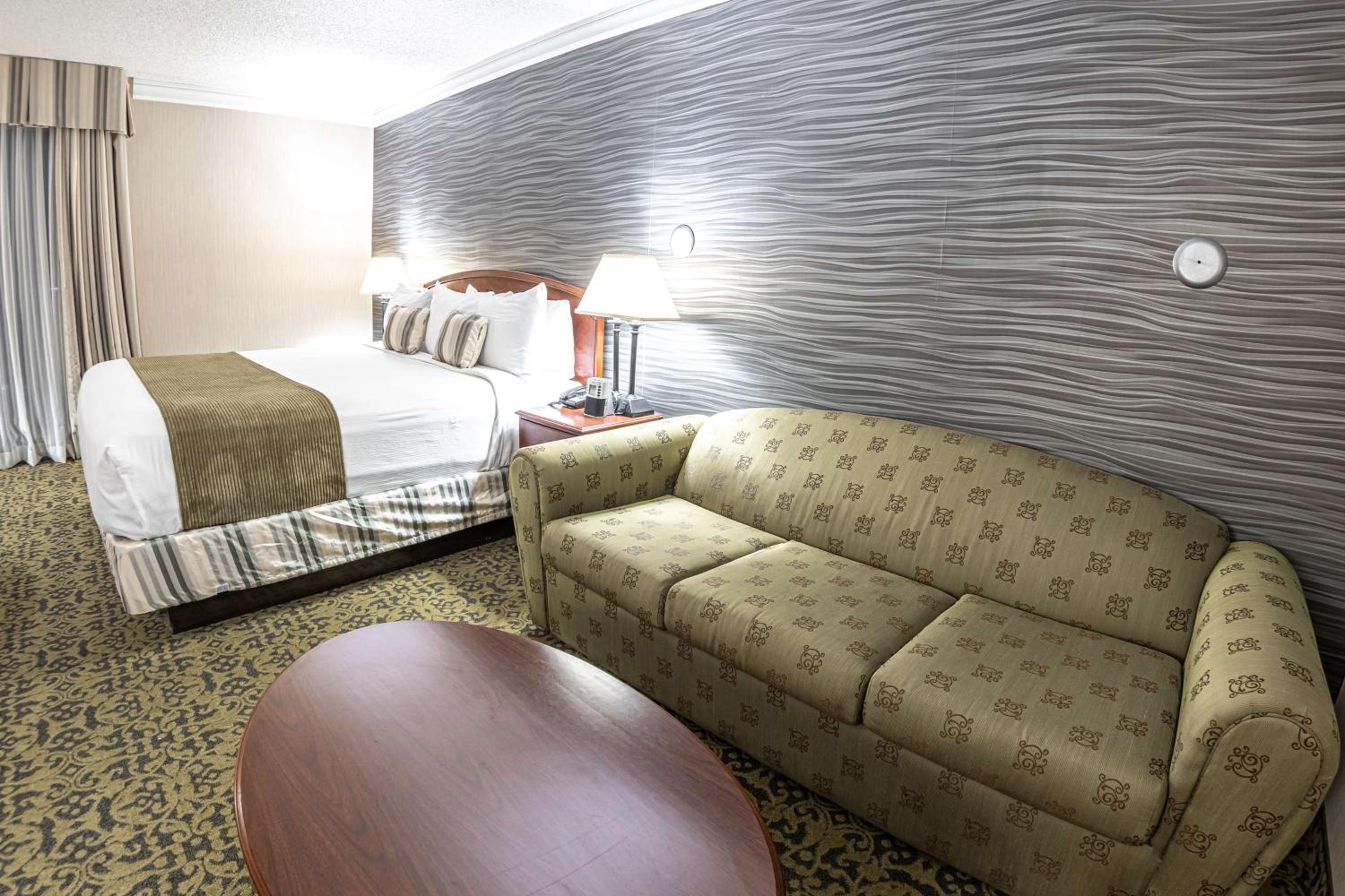 King Room With Sofabed - Non-Smoking photo 3