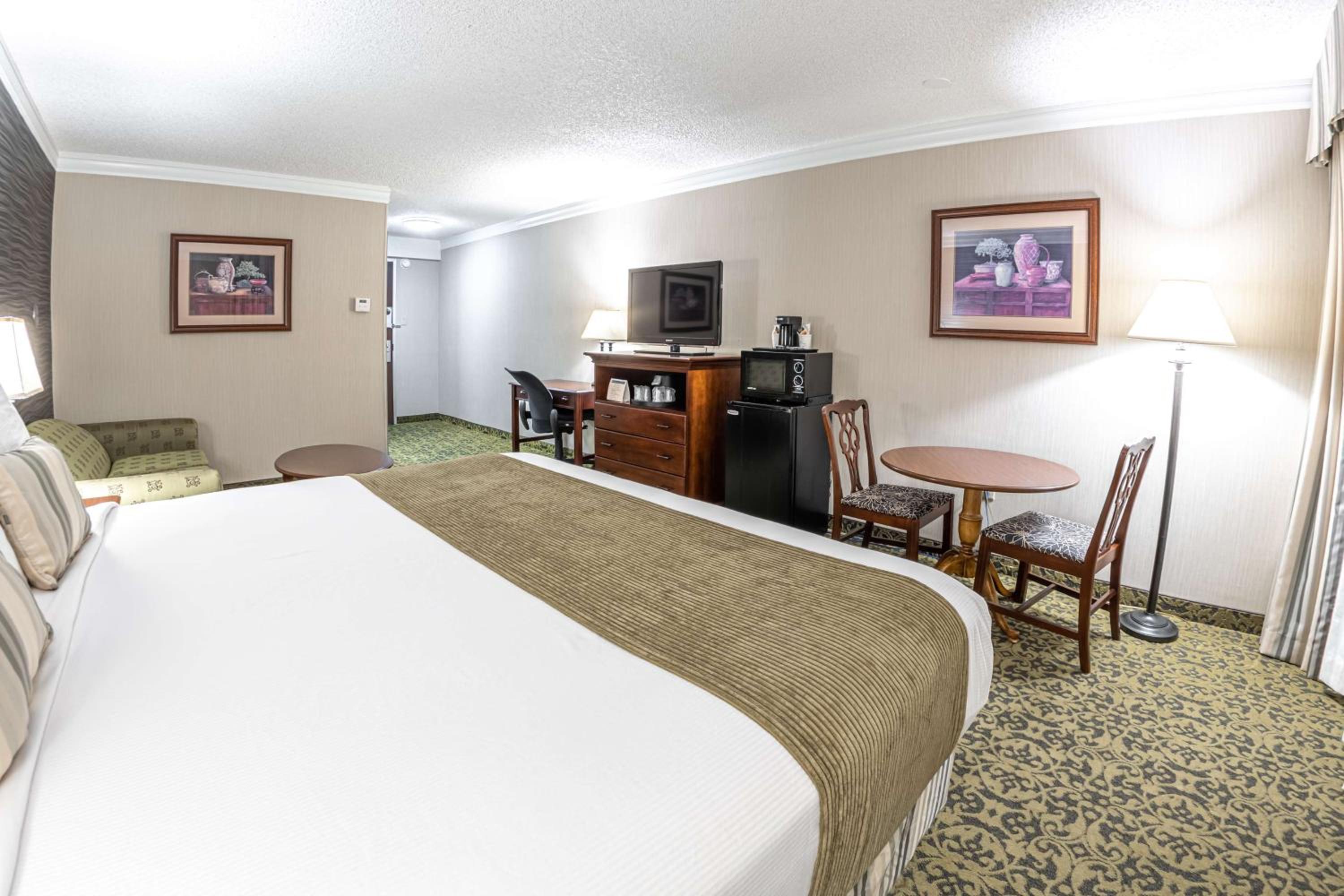 Large King Room - Non-Smoking photo 2