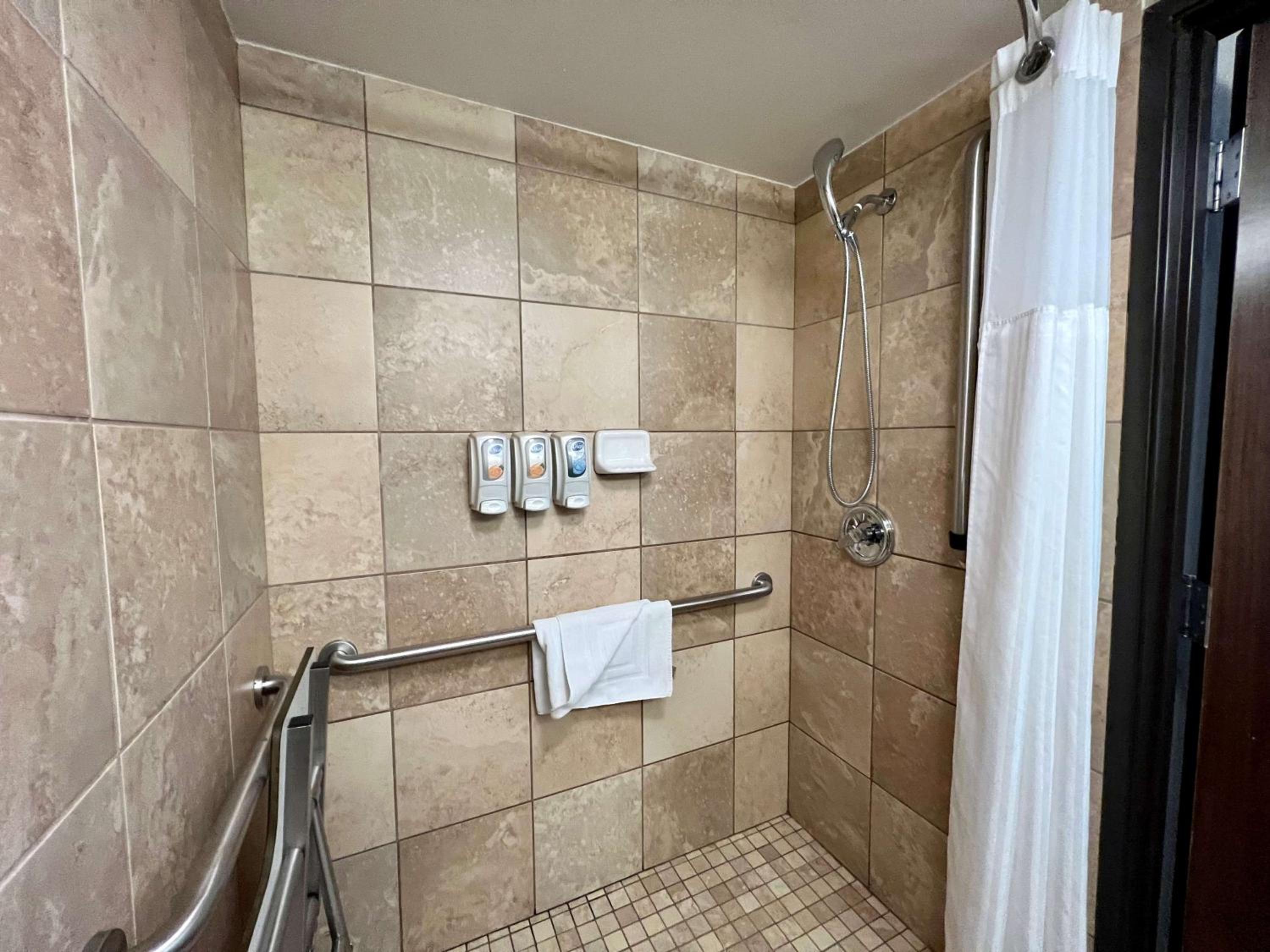 Queen Room With Two Queen Beds And Roll-In Shower - Disability Access photo 3