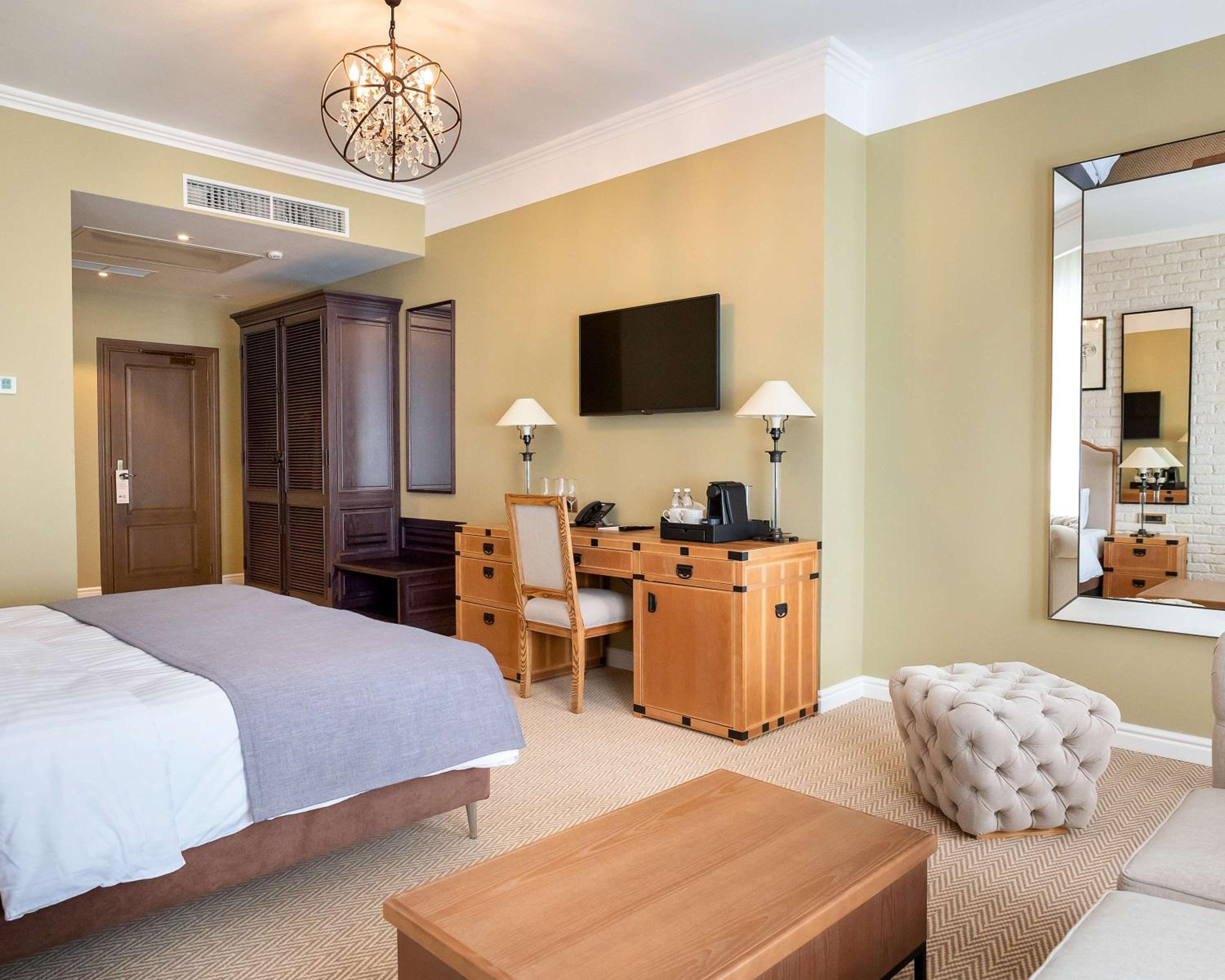 Superior King Room with City View - Non-Smoking - Photo 8