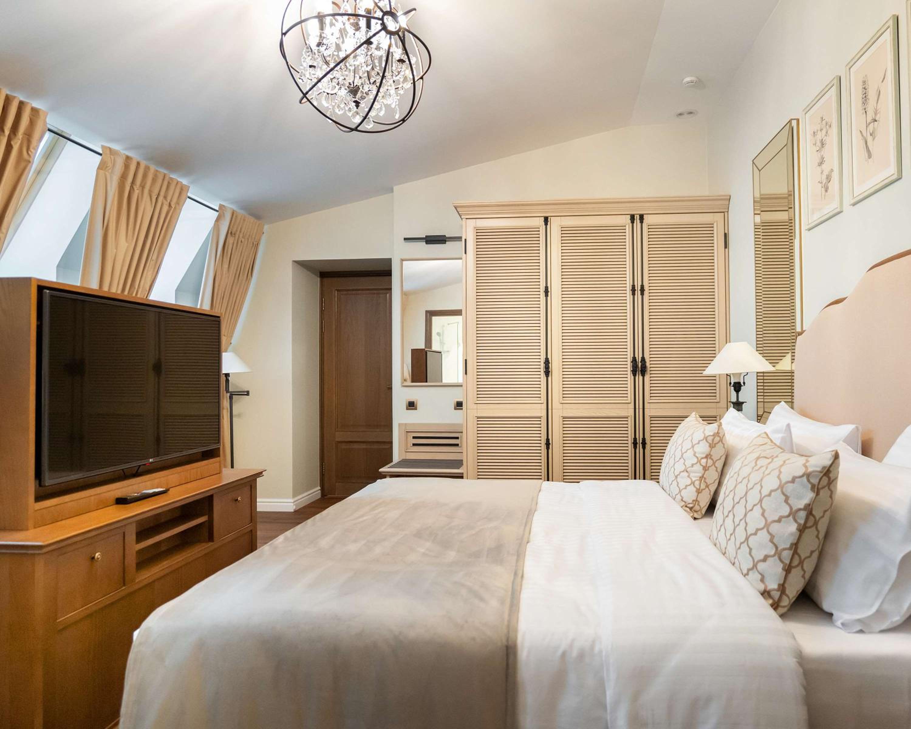 Deluxe King Suite photo 3