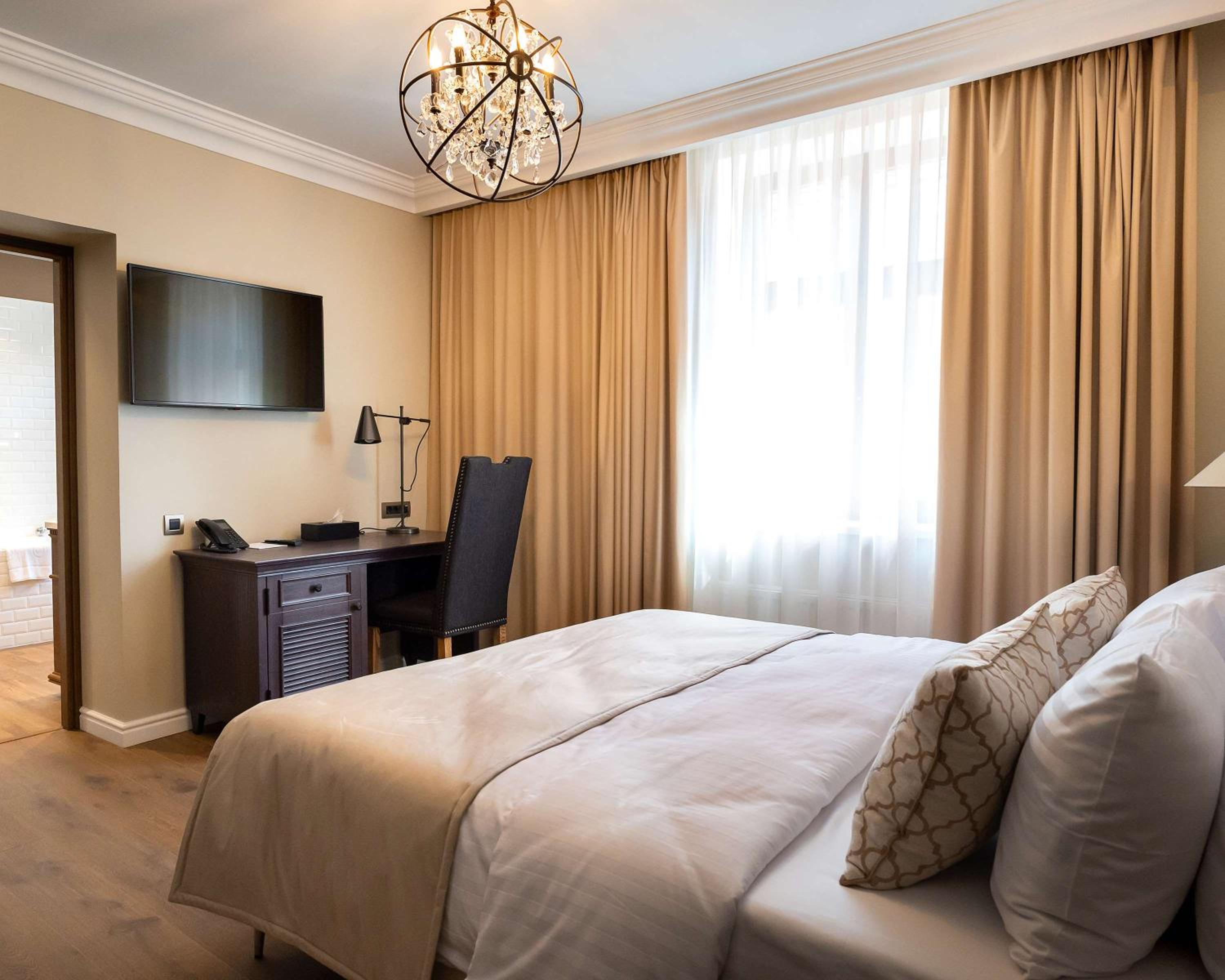 Executive Apartment with King Bed and City View - Photo 7