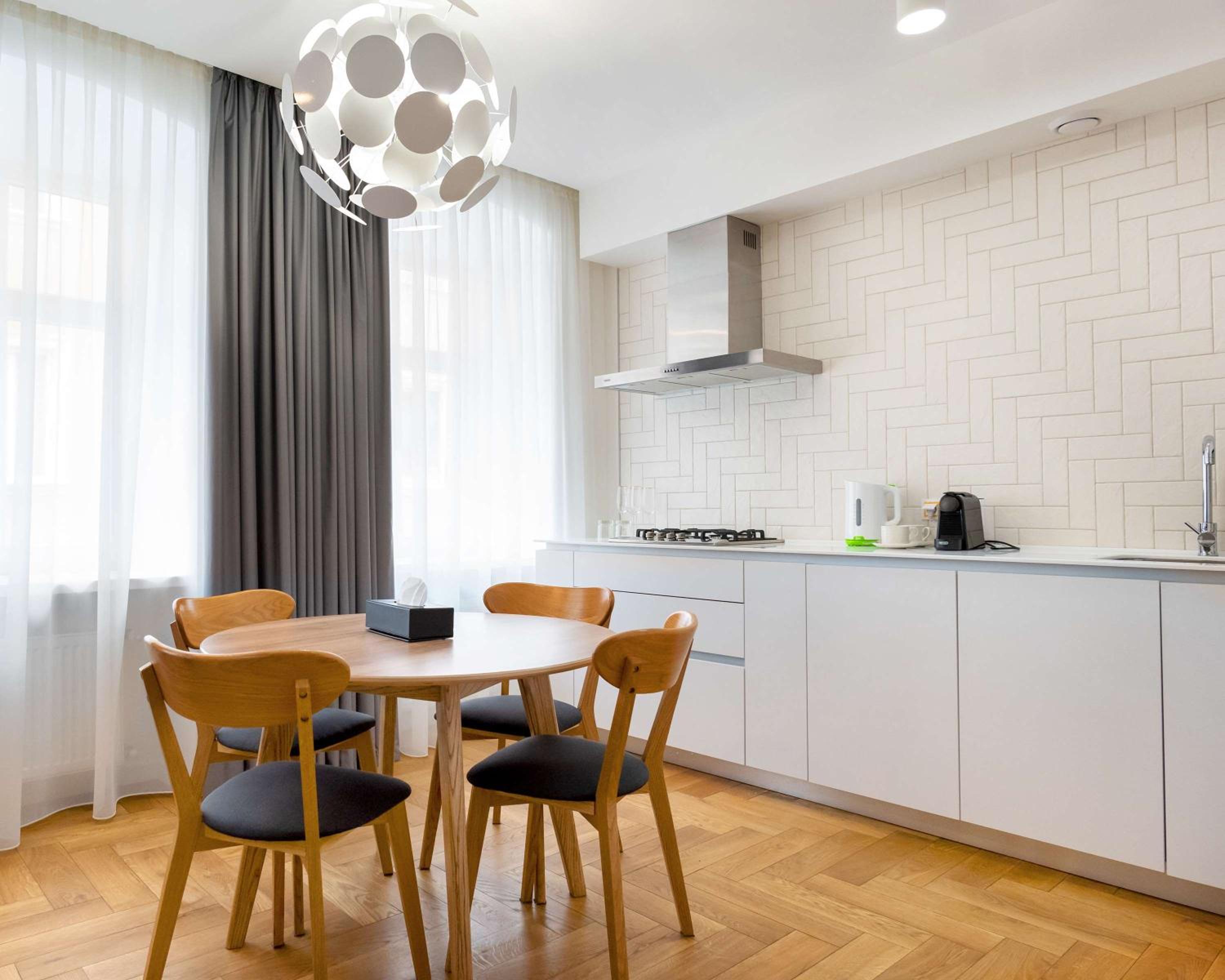 Studio Apartment with Queen Bed and City View - Photo 2