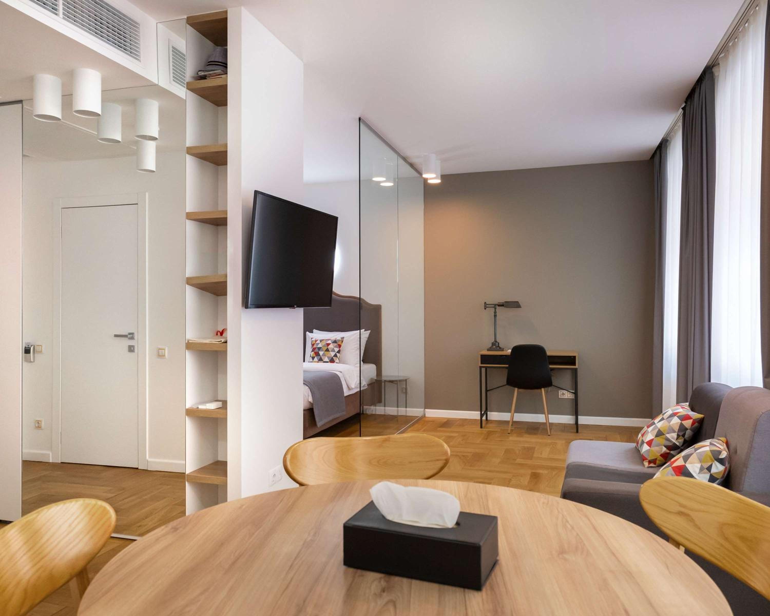 Studio Apartment with Queen Bed and City View - Photo 1