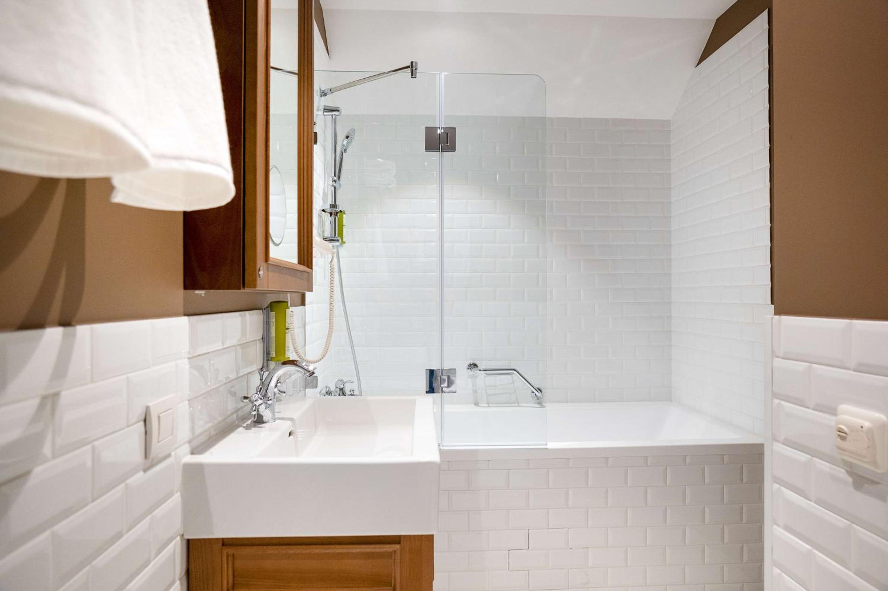 King Suite with Two King Beds, City View and Two Bath Tubs - Non-Smoking photo 3
