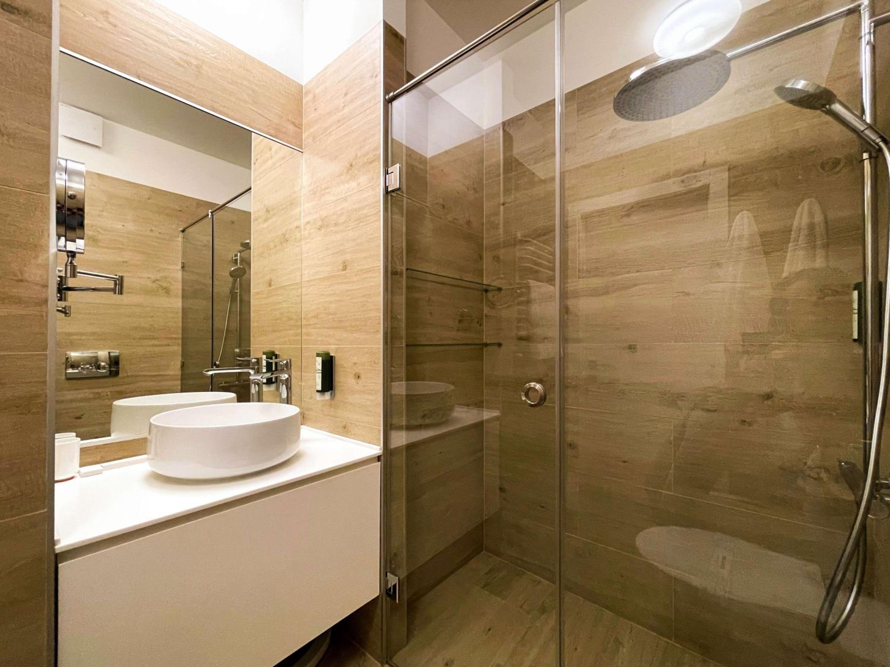 Studio Apartment with Queen Bed and City View - Photo 7