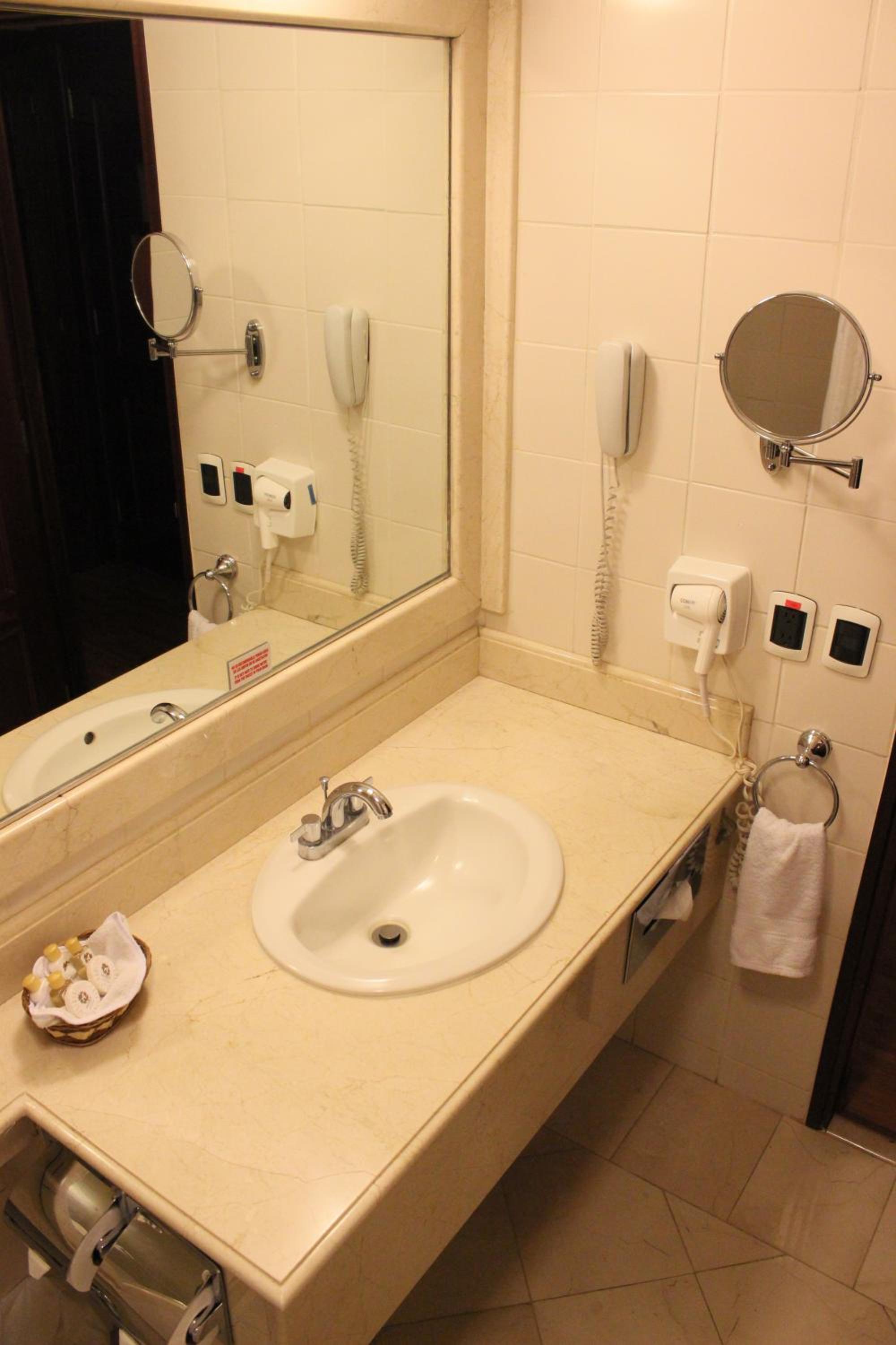 Room with Two Double and One Single Bed - Smoking photo 2