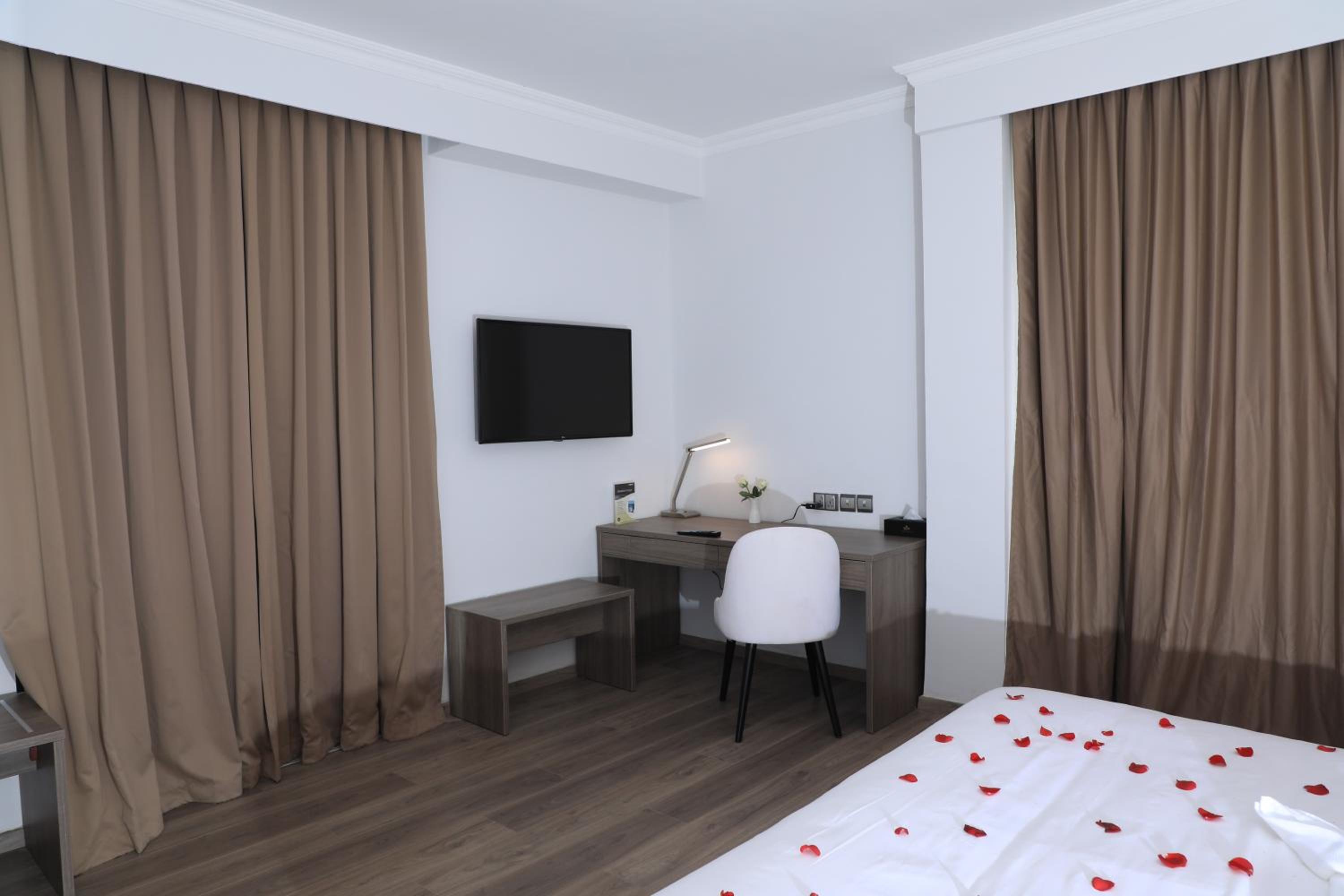 Deluxe King Room photo 2