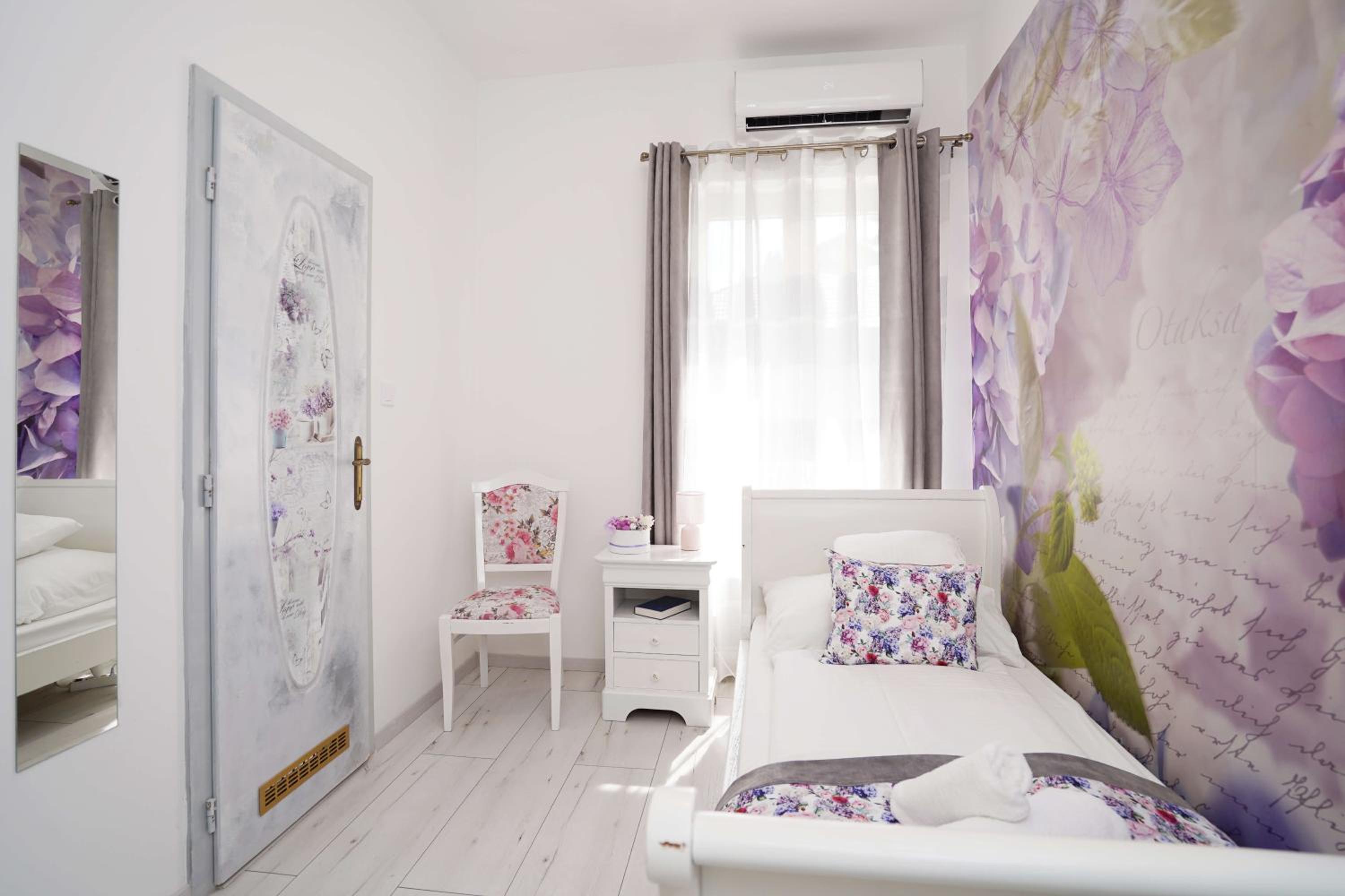 Single Room with Private Bathroom photo 1