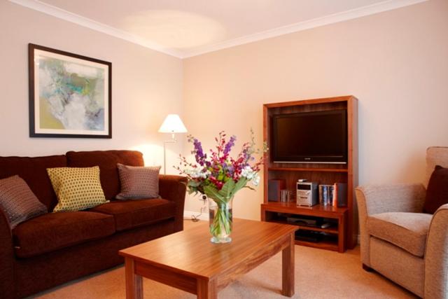 Comfort Two Bedroom Apartment - Photo 2