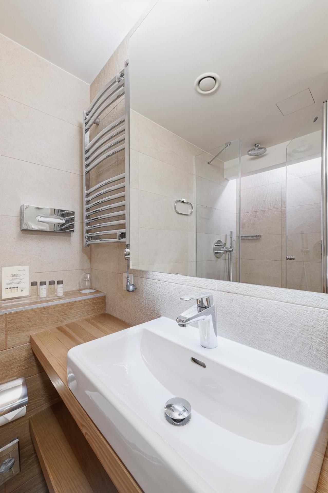 Deluxe Room with Spa Package - Romantic Getaway