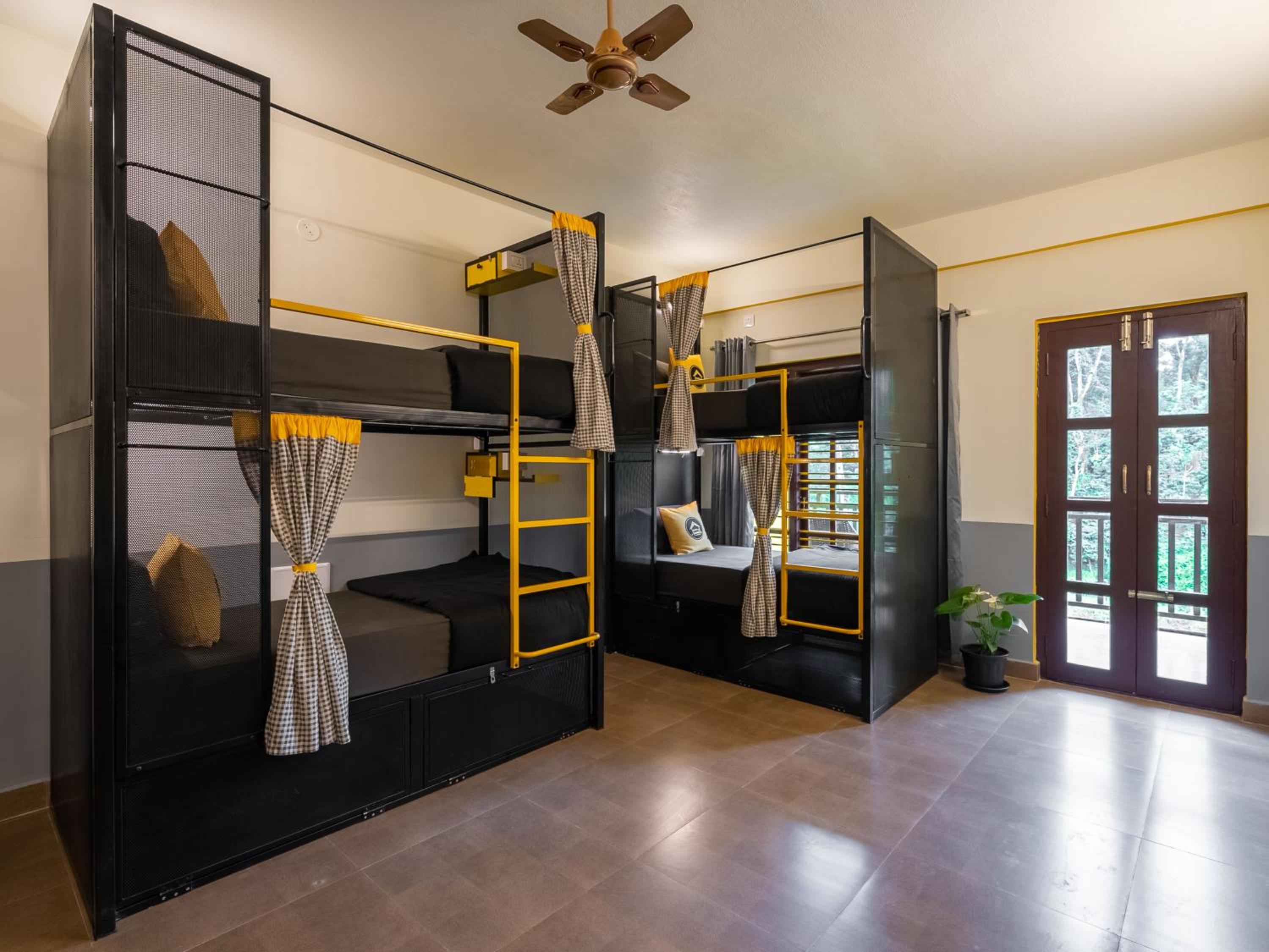 Bed in 6 Bed Mixed Dormitory with Balcony and Rainforest View photo 3