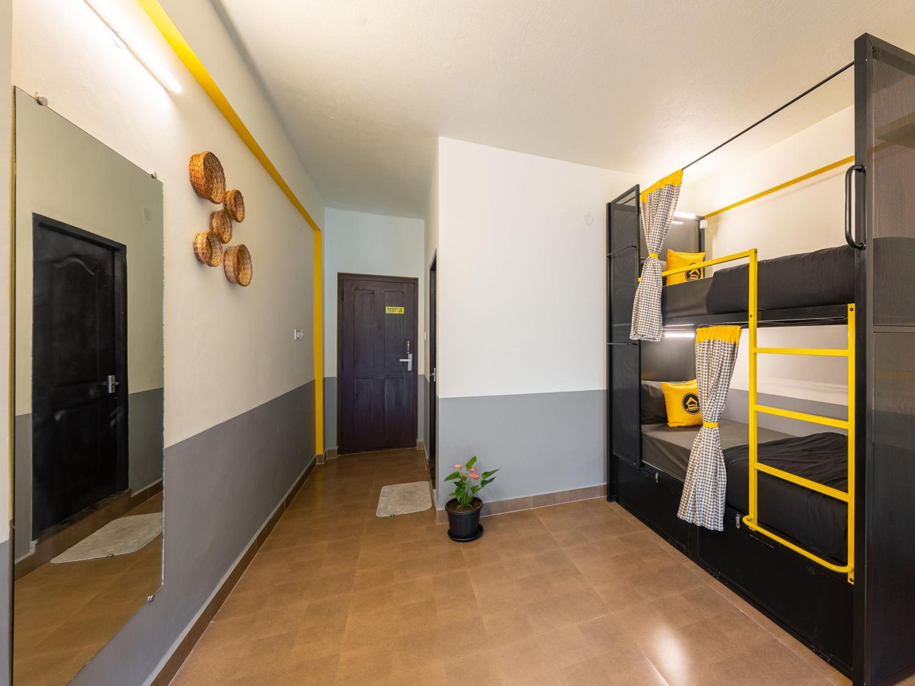 Bed in 4 Bed Mixed Dormitory with Balcony and Rainforest View photo 3