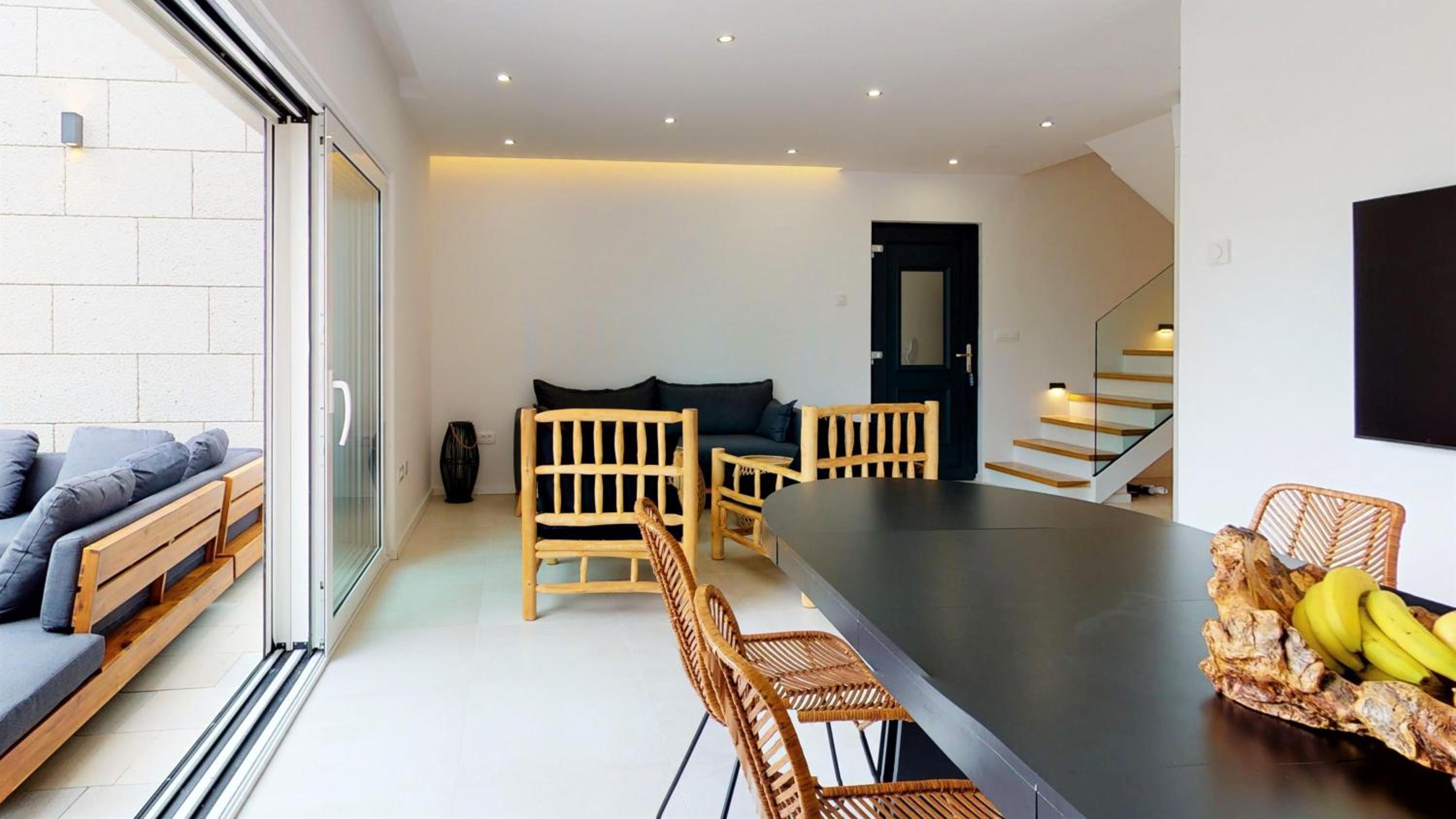 Five-Bedroom House photo 1