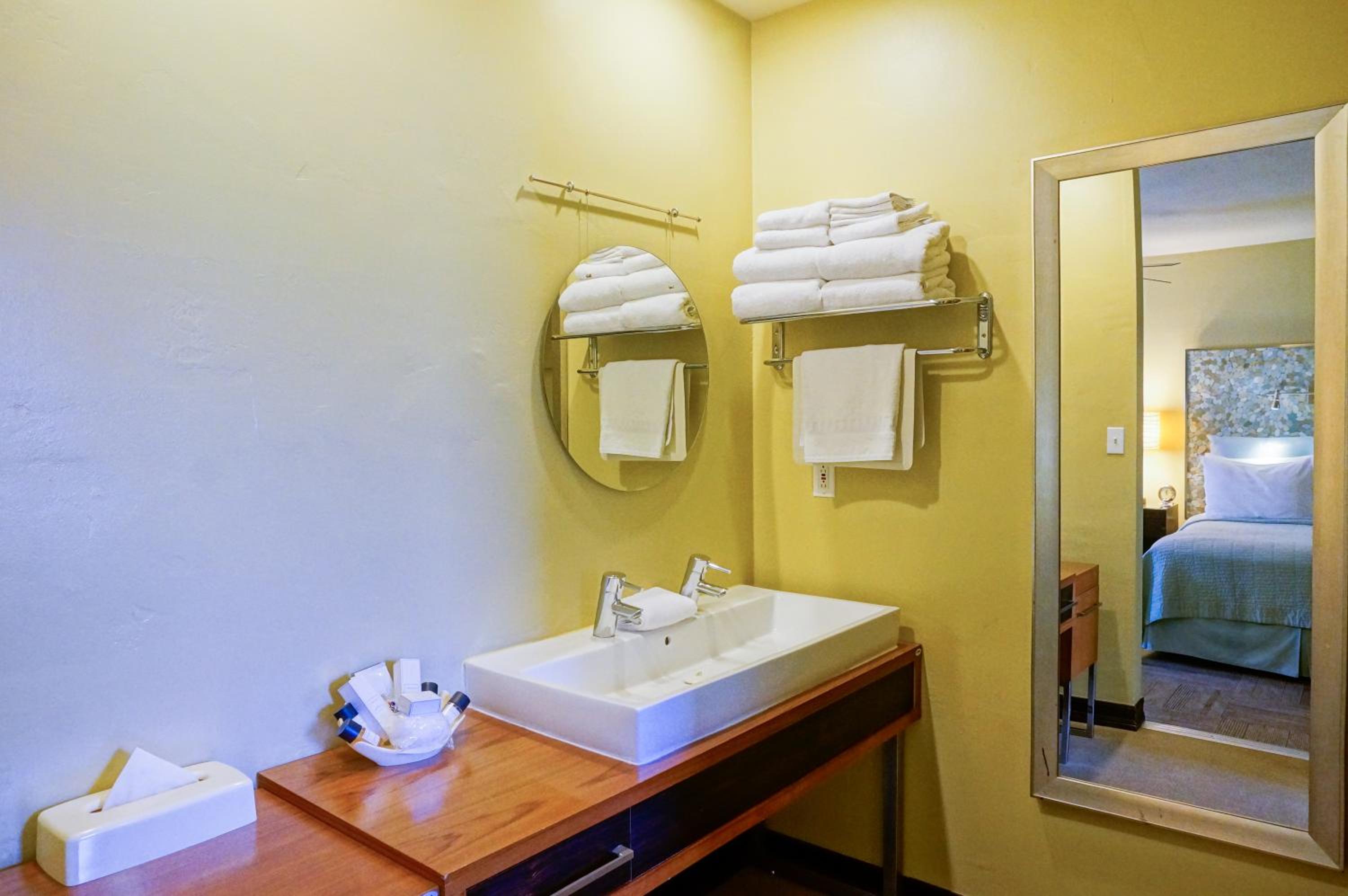 Queen Suite with Two Queen Beds - Photo 5