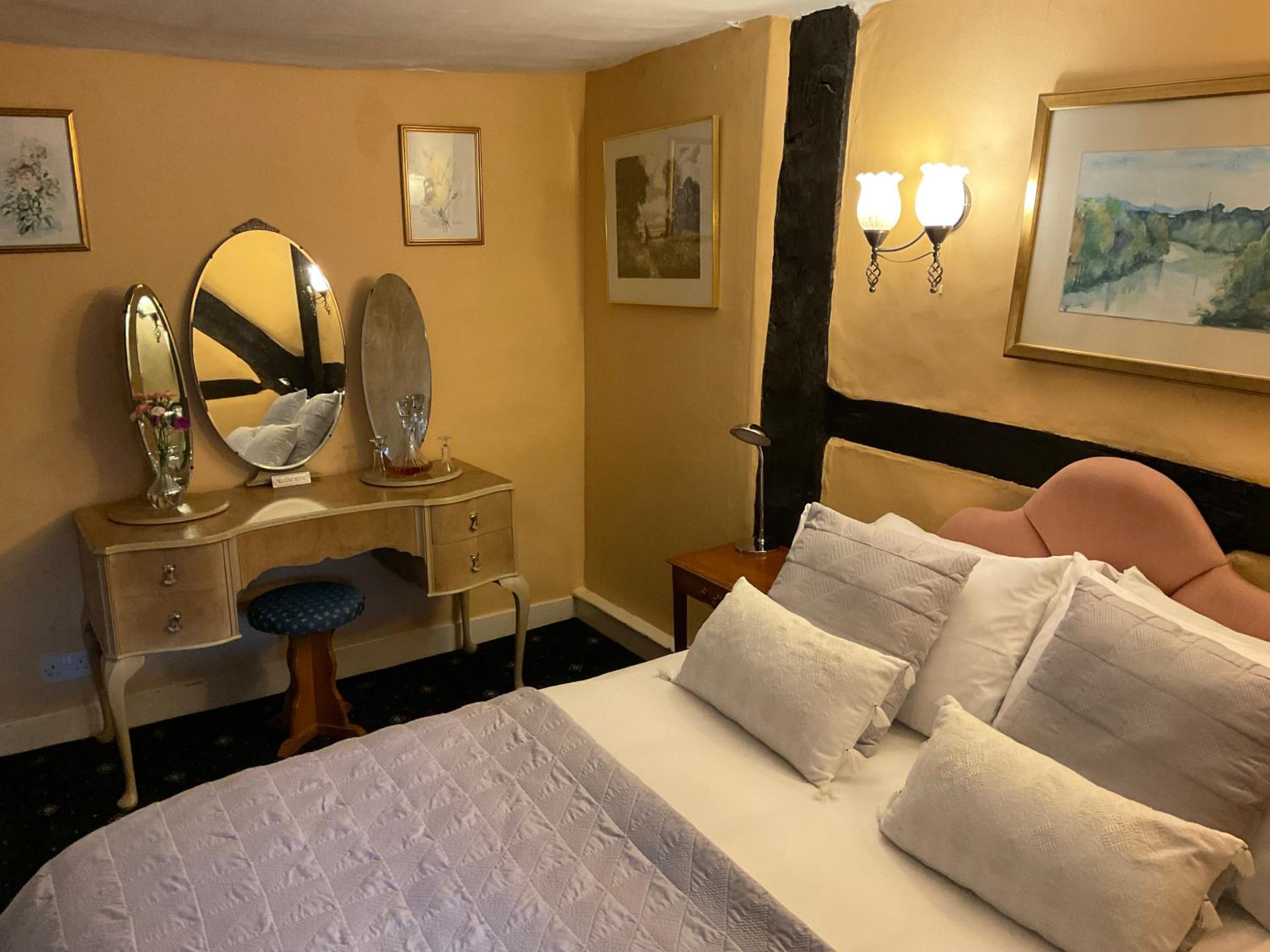 Deluxe Double Room with Bath photo 3