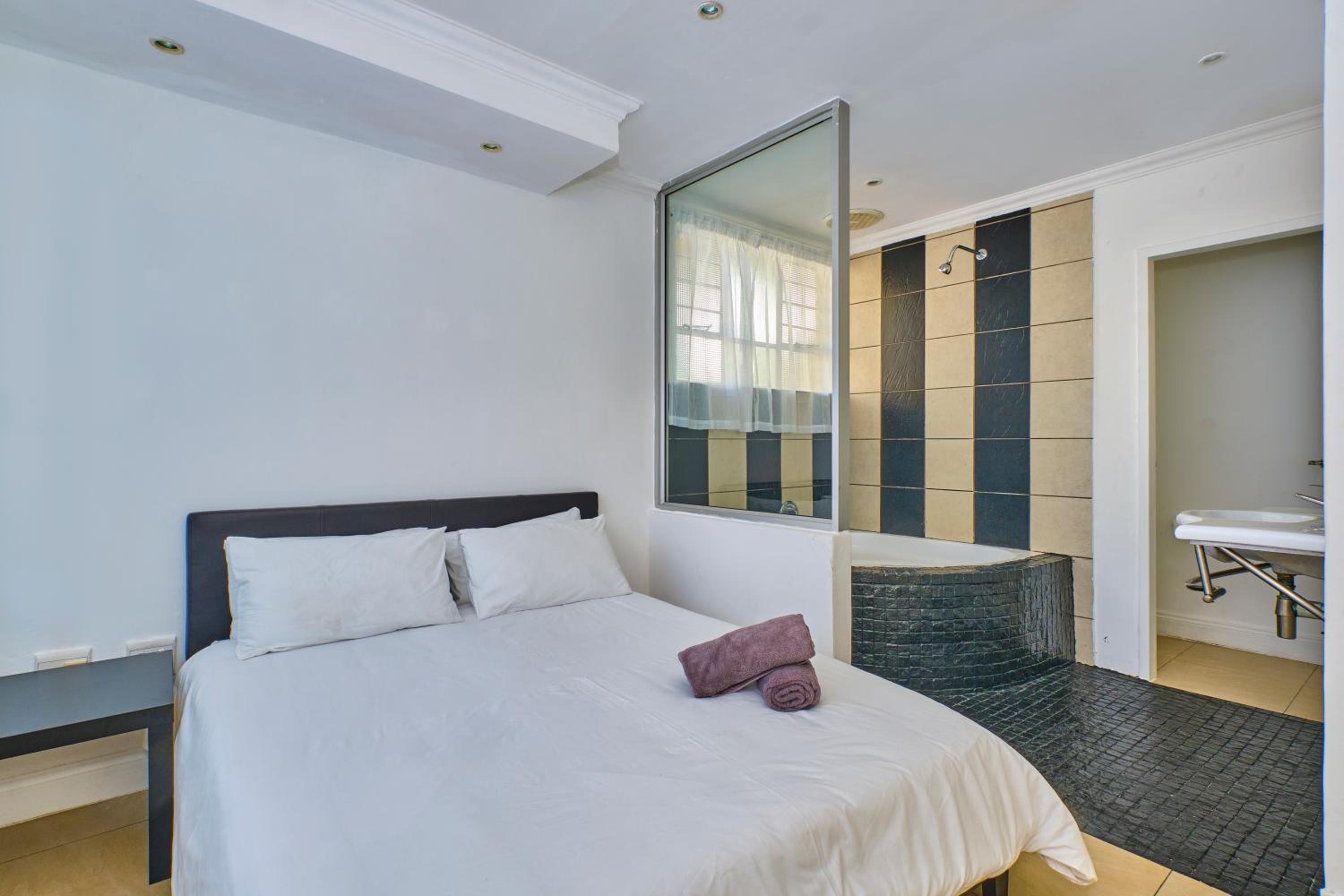 Standard Queen Room with Two Queen Beds photo 2
