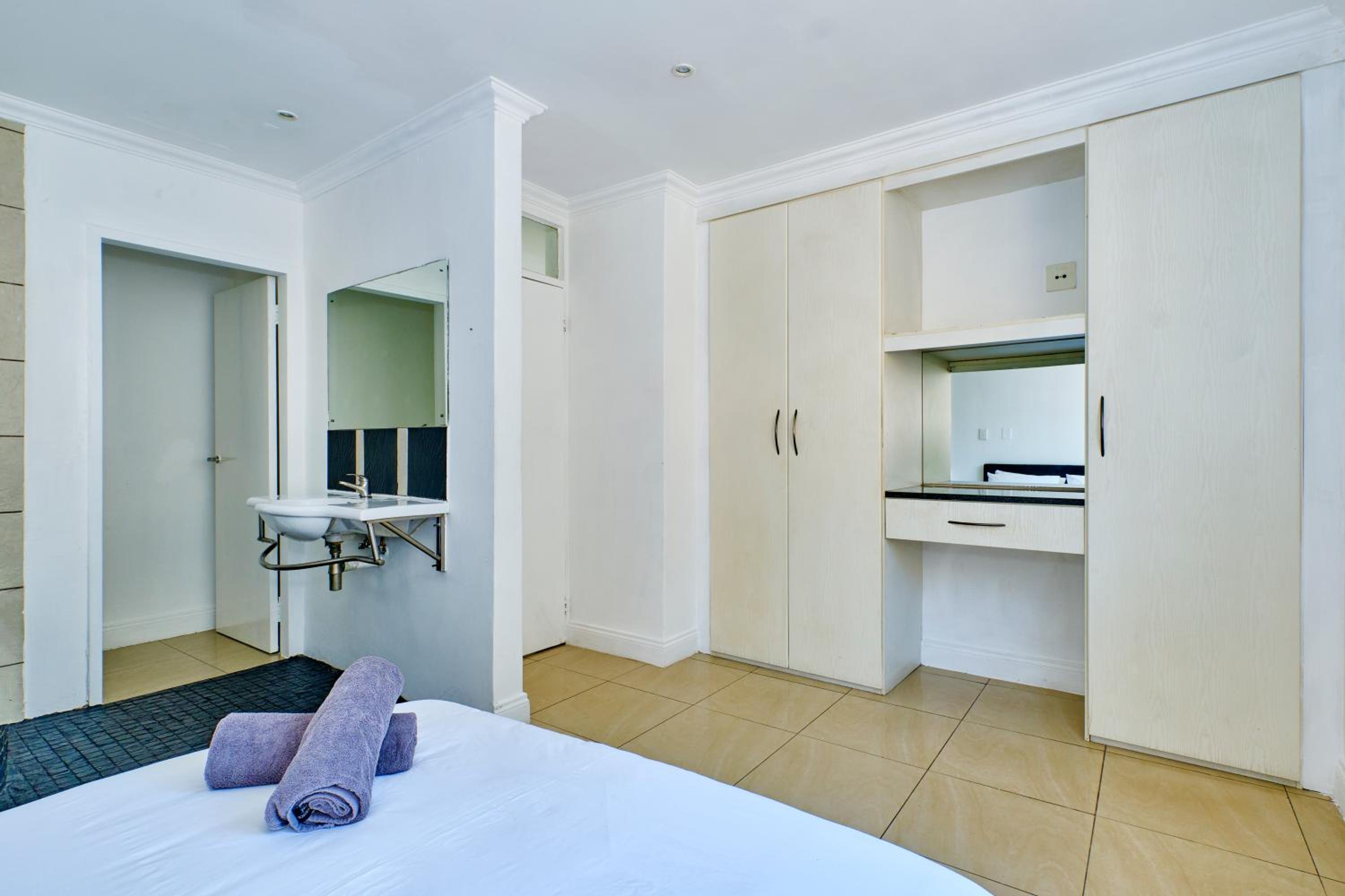 Standard Queen Room with Two Queen Beds photo 3