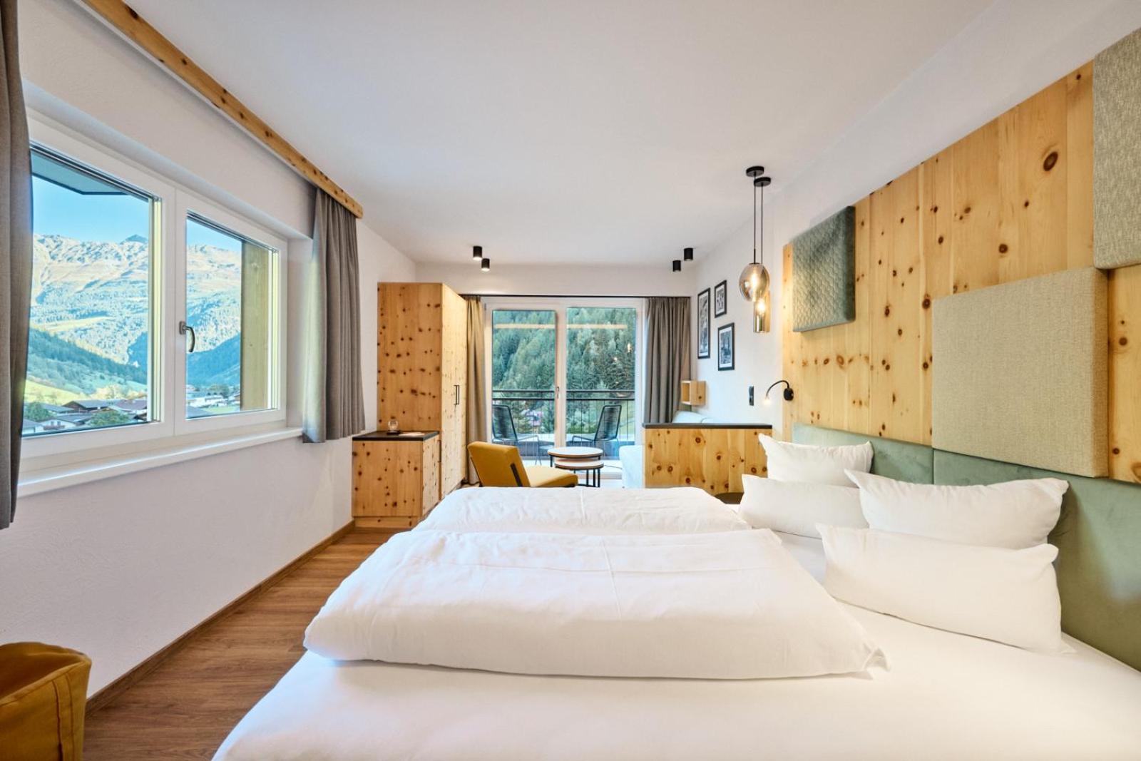 Deluxe Double Room - Photo 13