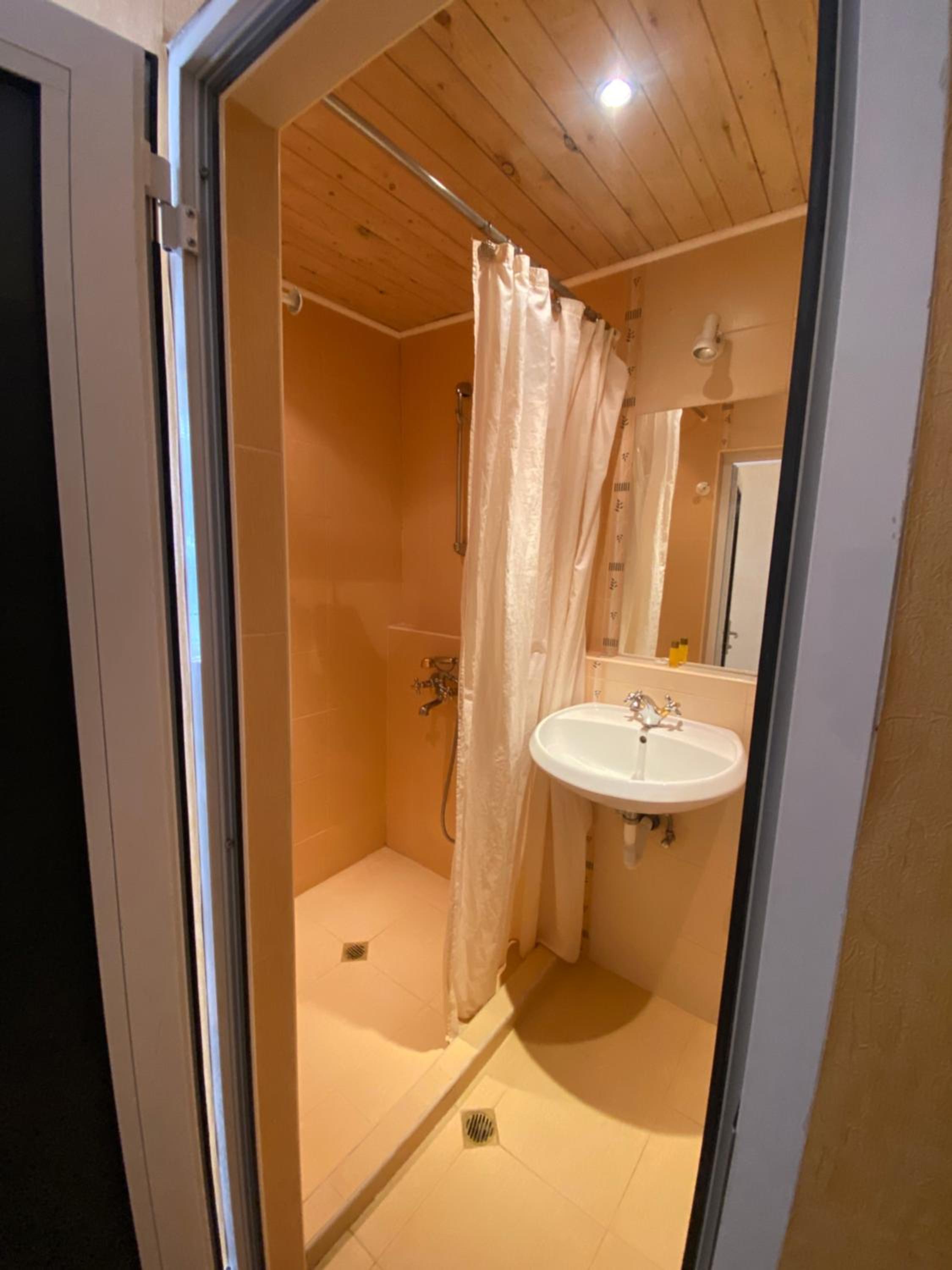 Budget Double Room - Photo 5