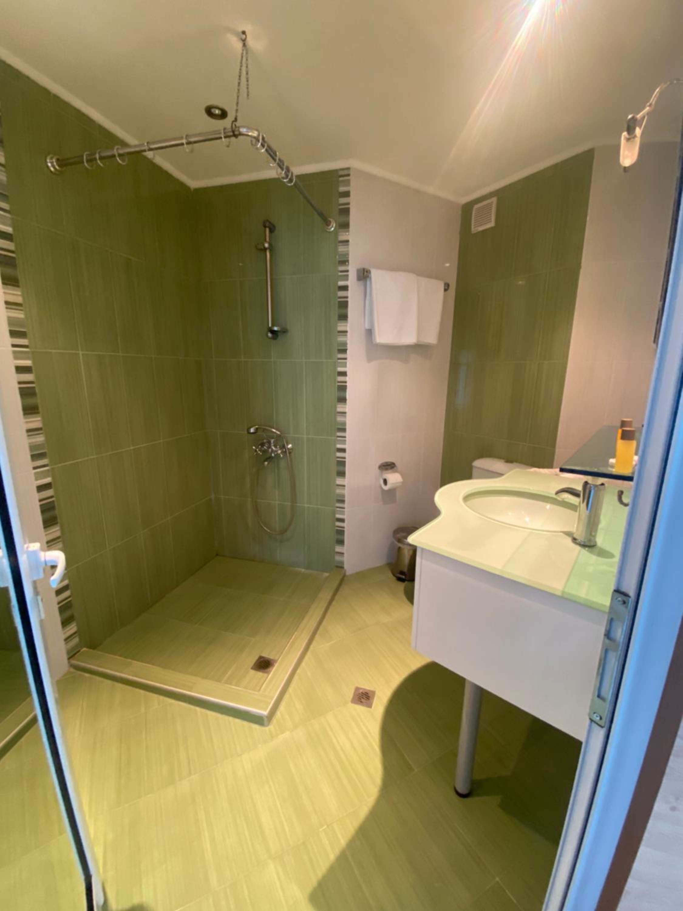 Deluxe Double Room with Balcony - Photo 5