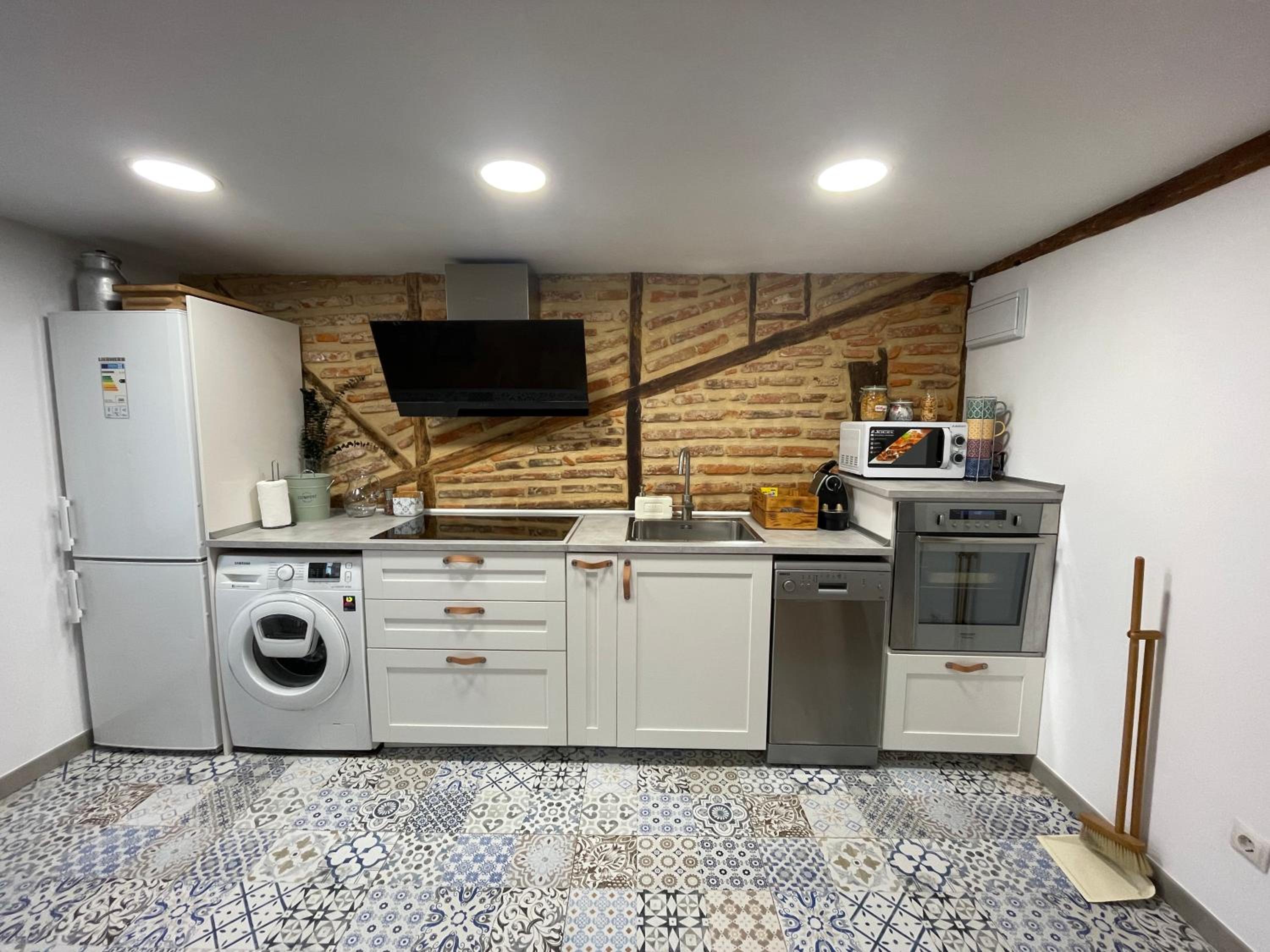 One-Bedroom Apartment - Photo 3