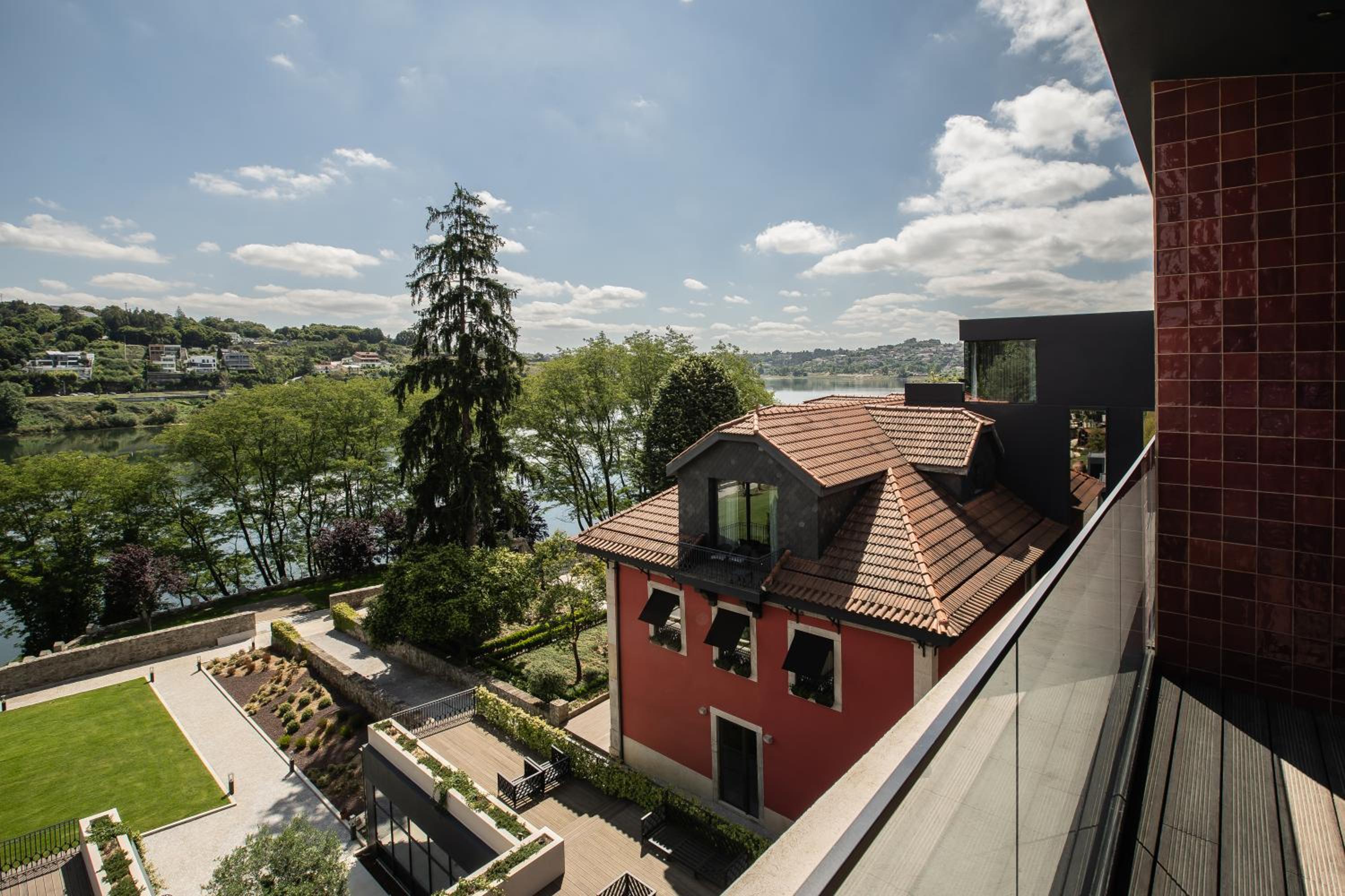 Deluxe River View Room - Photo 3