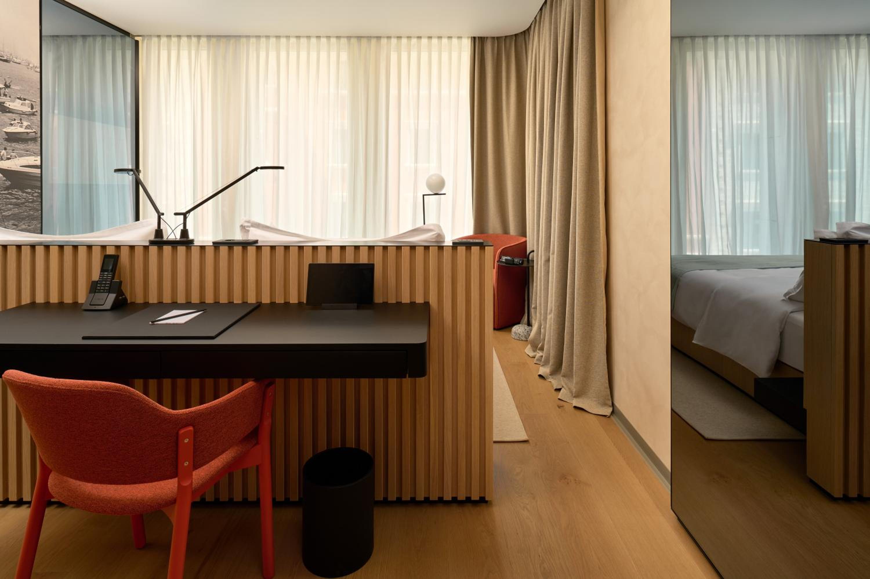 Classic King Room with Street View - Photo 3
