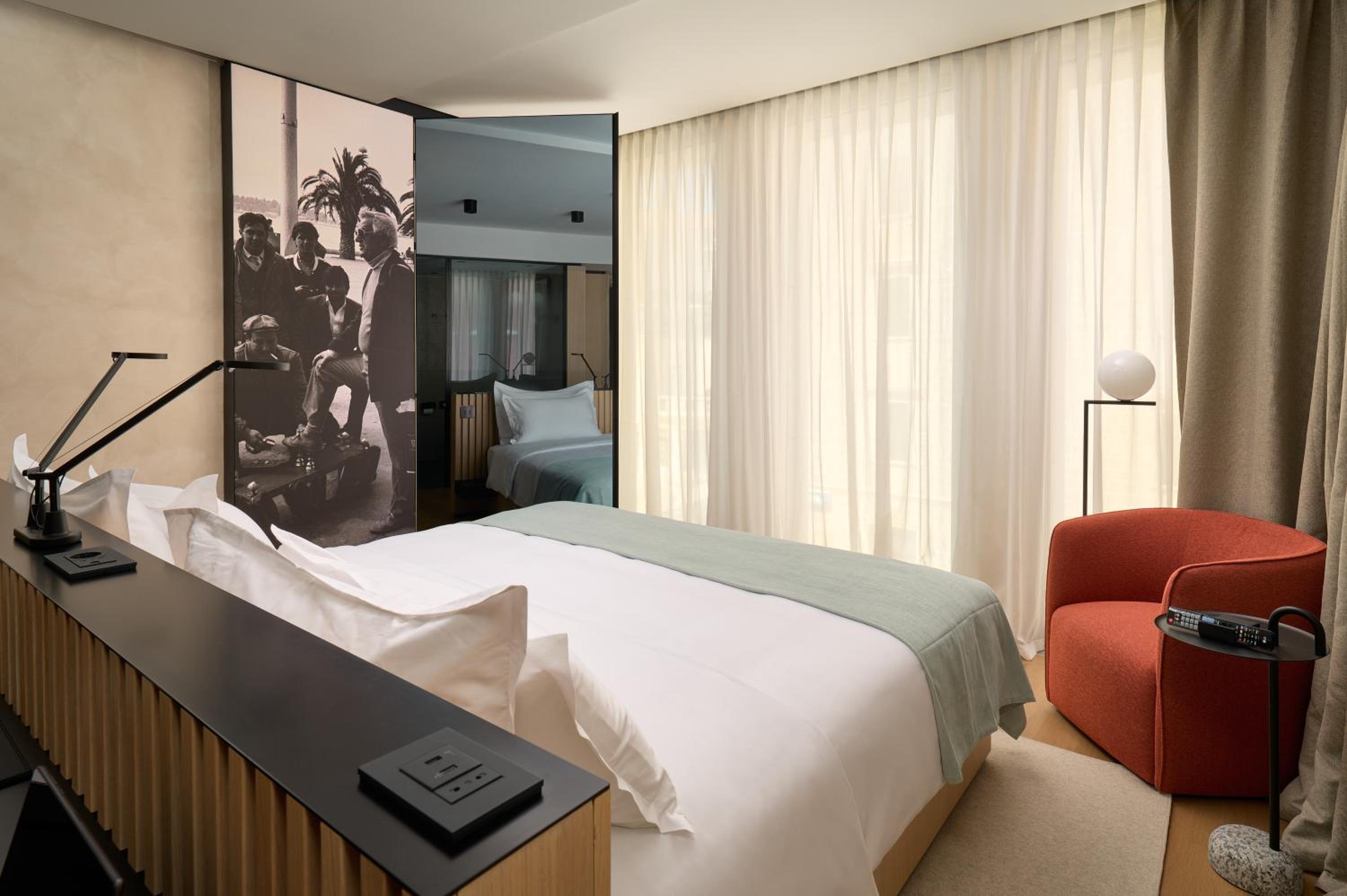 Superior King Room with Street View - Photo 3