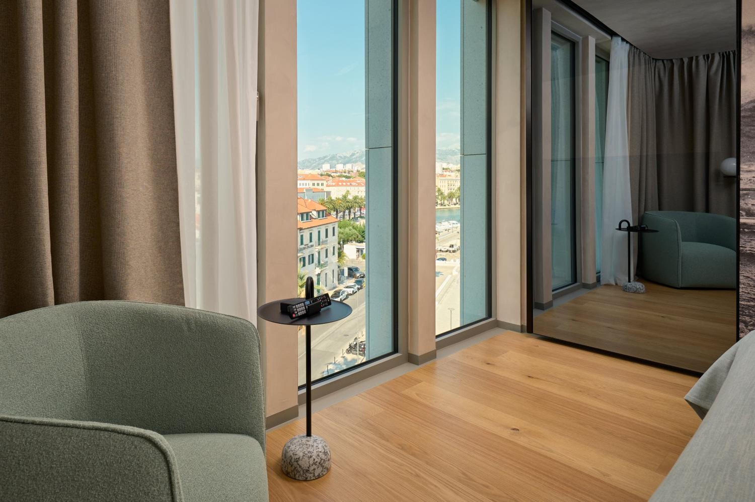 Superior Twin Room with City View - Photo 3