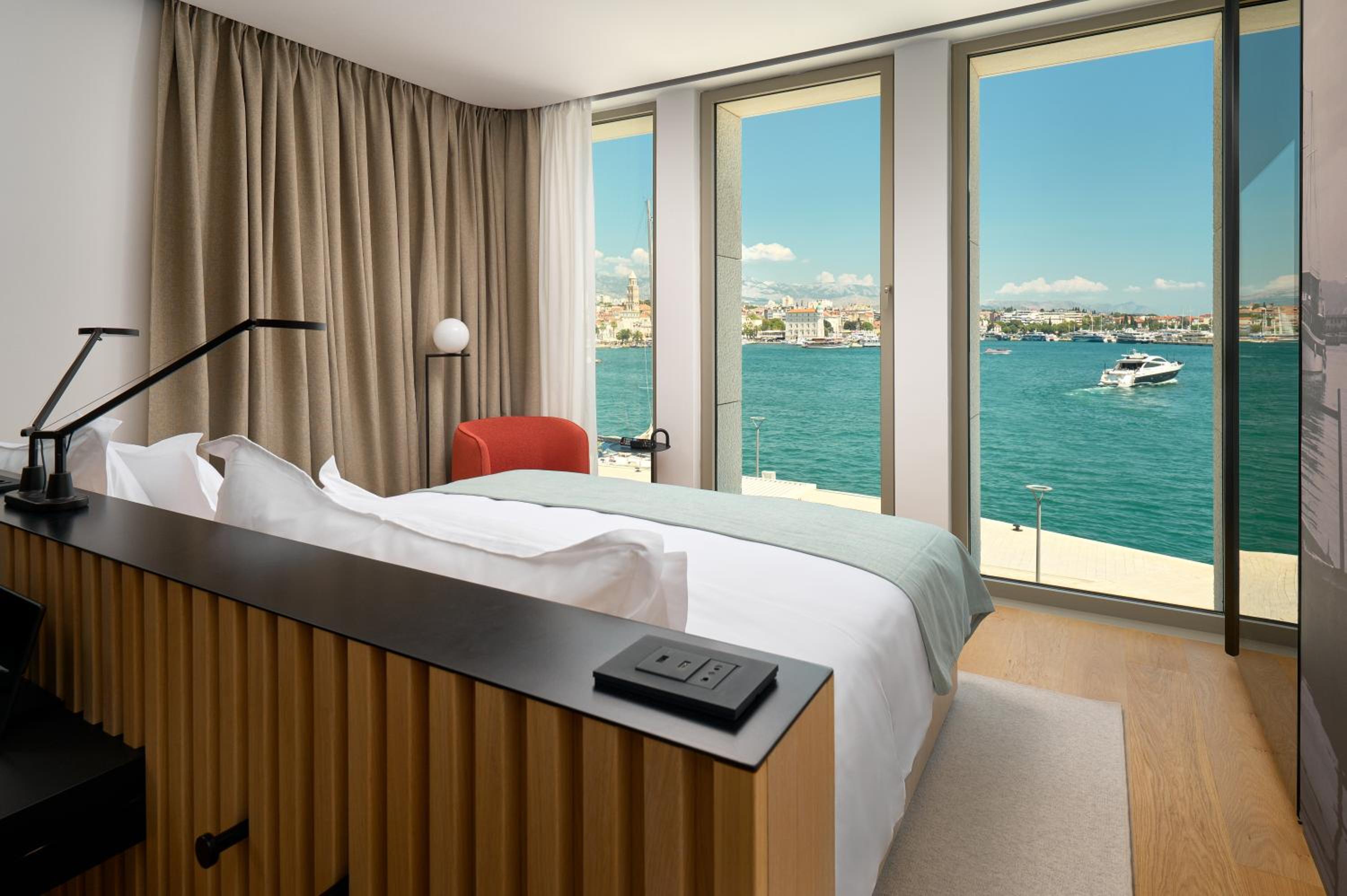 Superior King Room with Sea View  - Photo 1