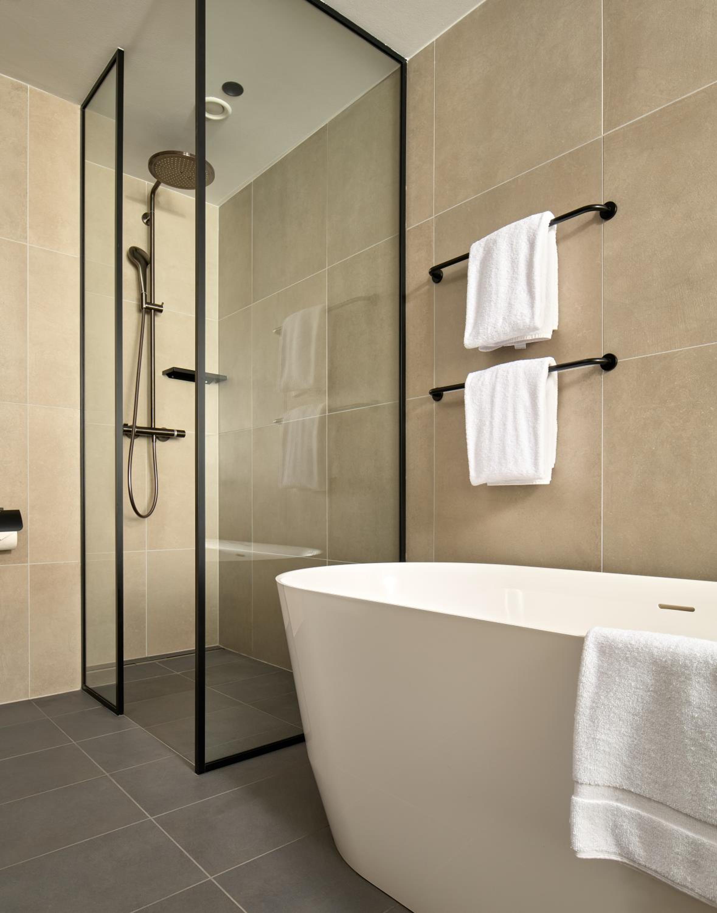 Premium Twin Room with Balcony and City View - Photo 7