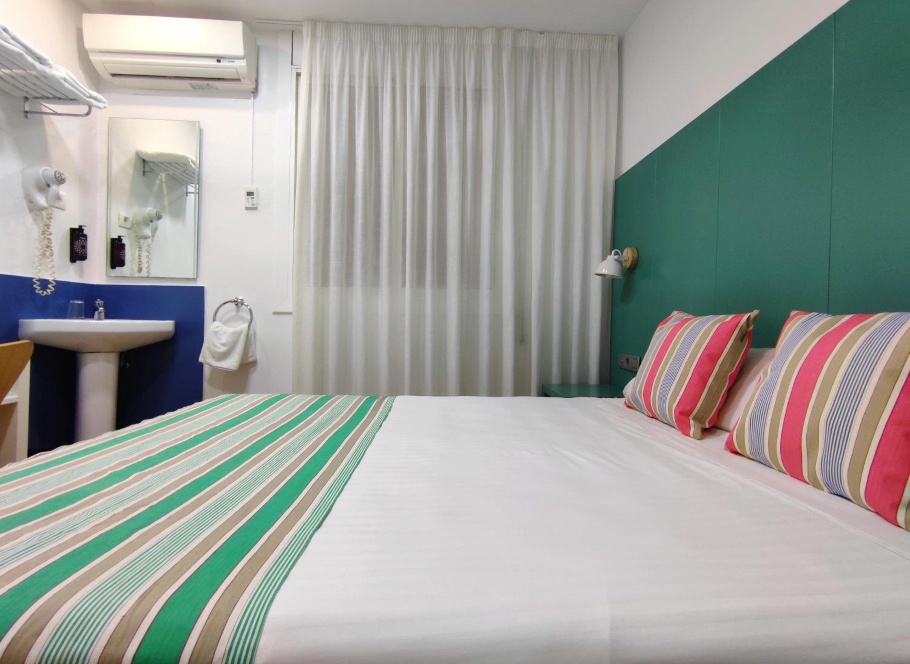 Double or Twin Room with Shared Bathroom photo 2