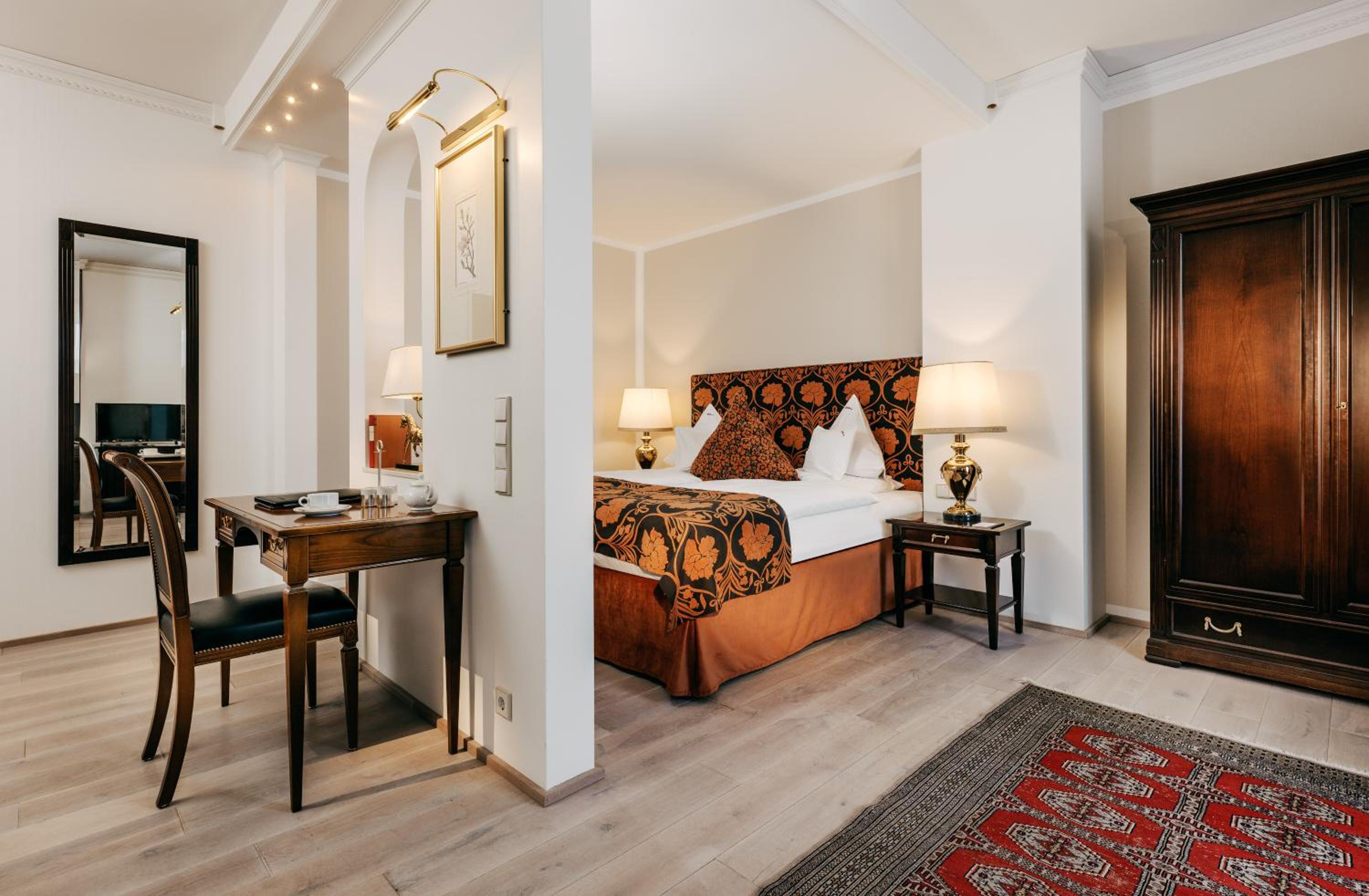 Suite - Photo 1