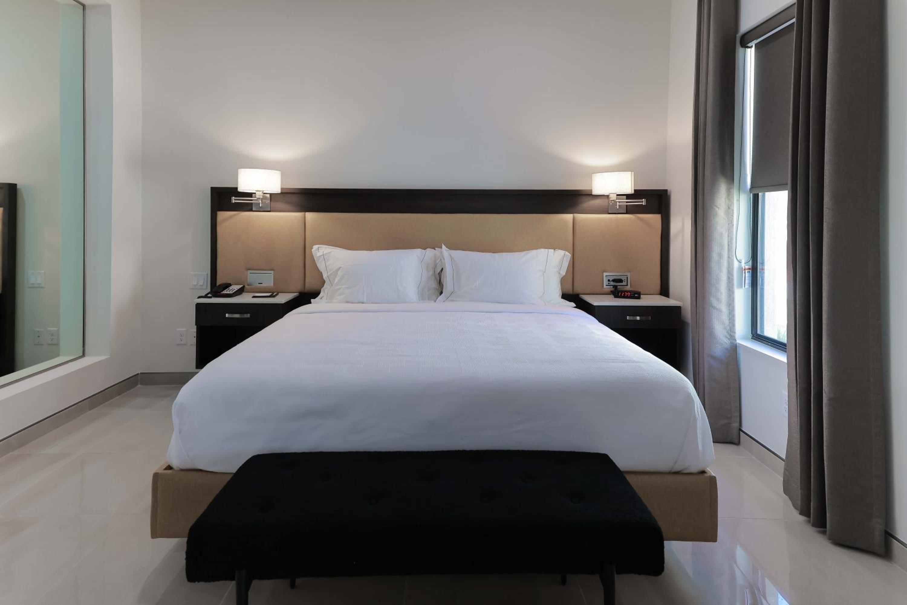 Deluxe King Room - Photo 2
