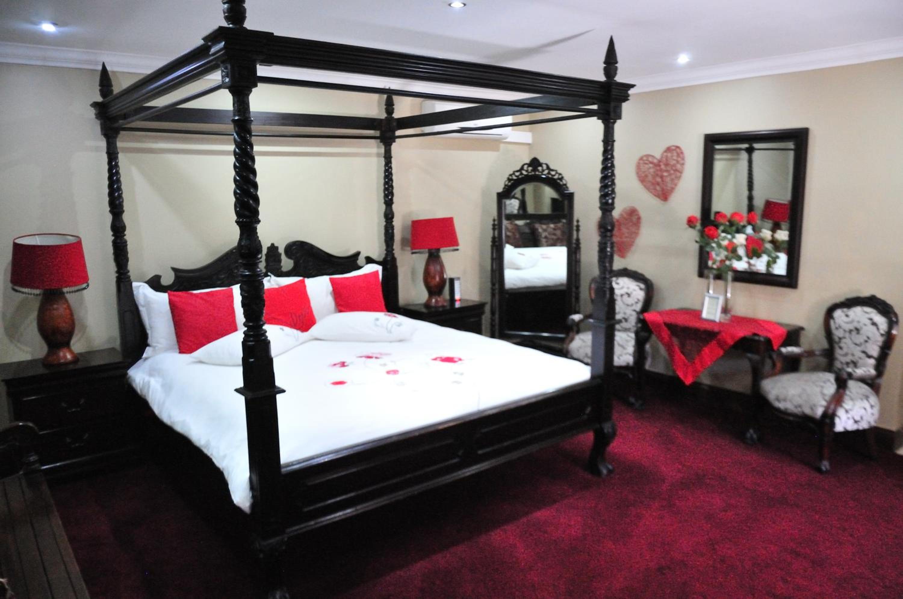 Deluxe King Suite - Photo 2