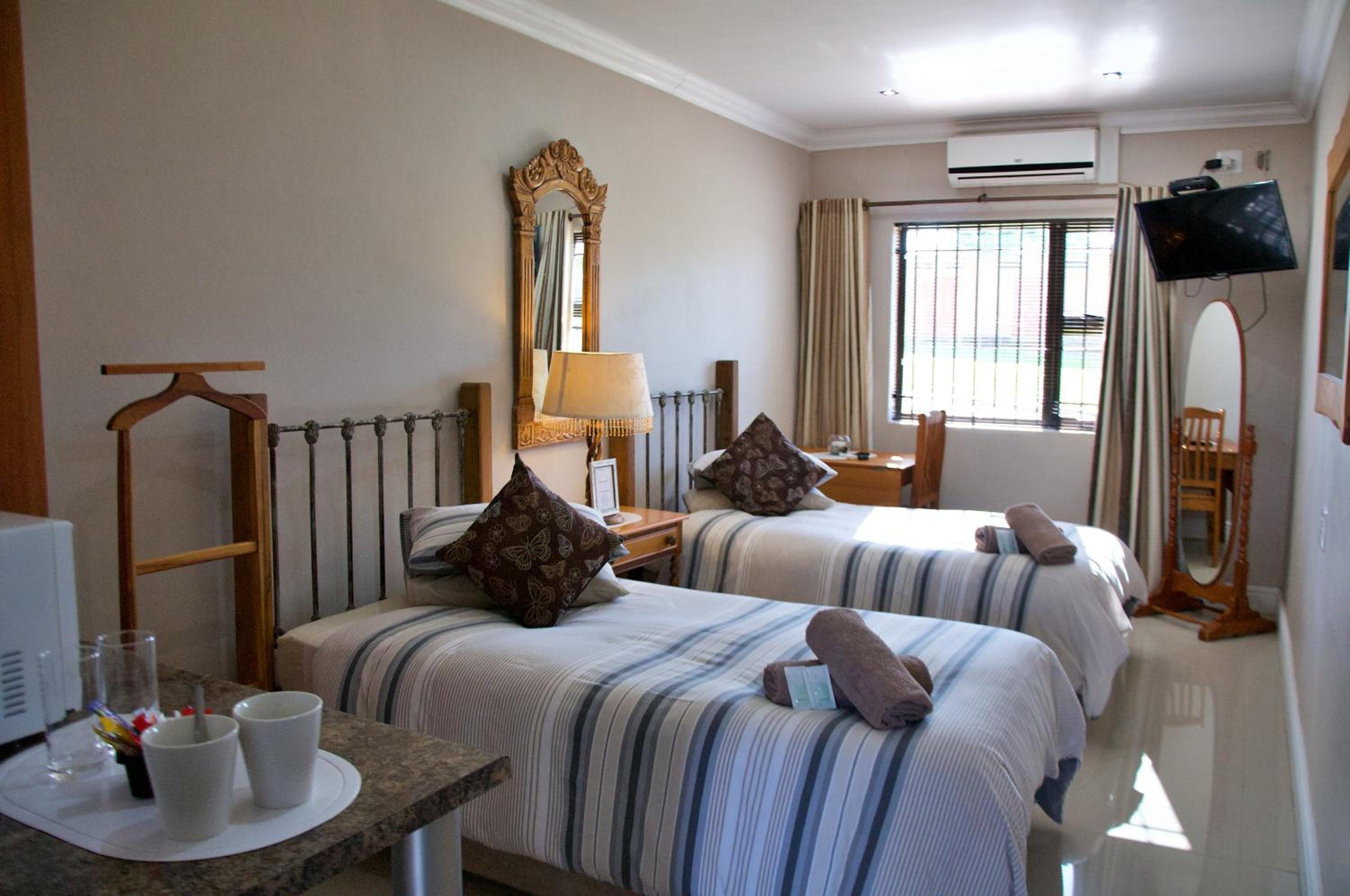 Standard Twin Room - Photo 5