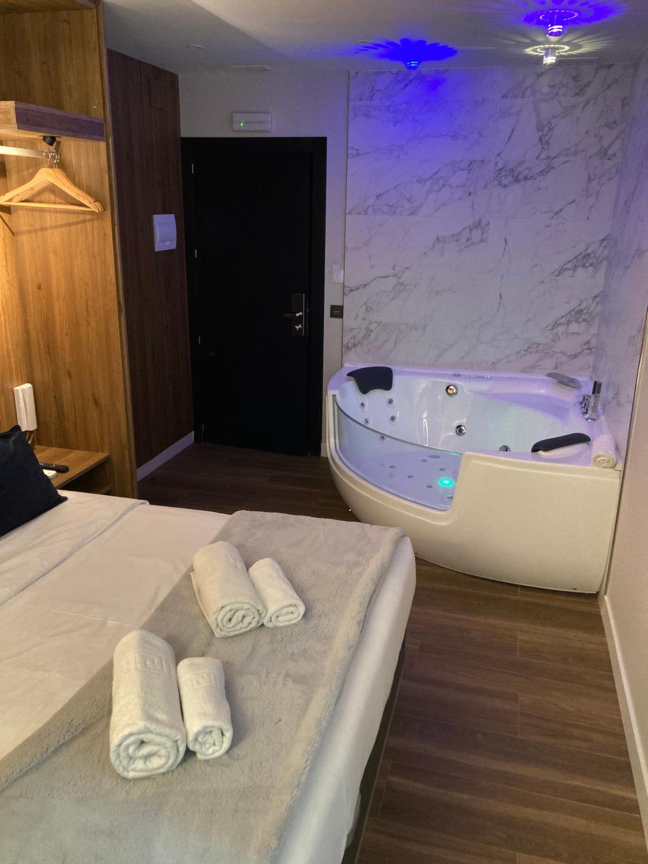 Deluxe Suite with Spa Bath - Photo 7