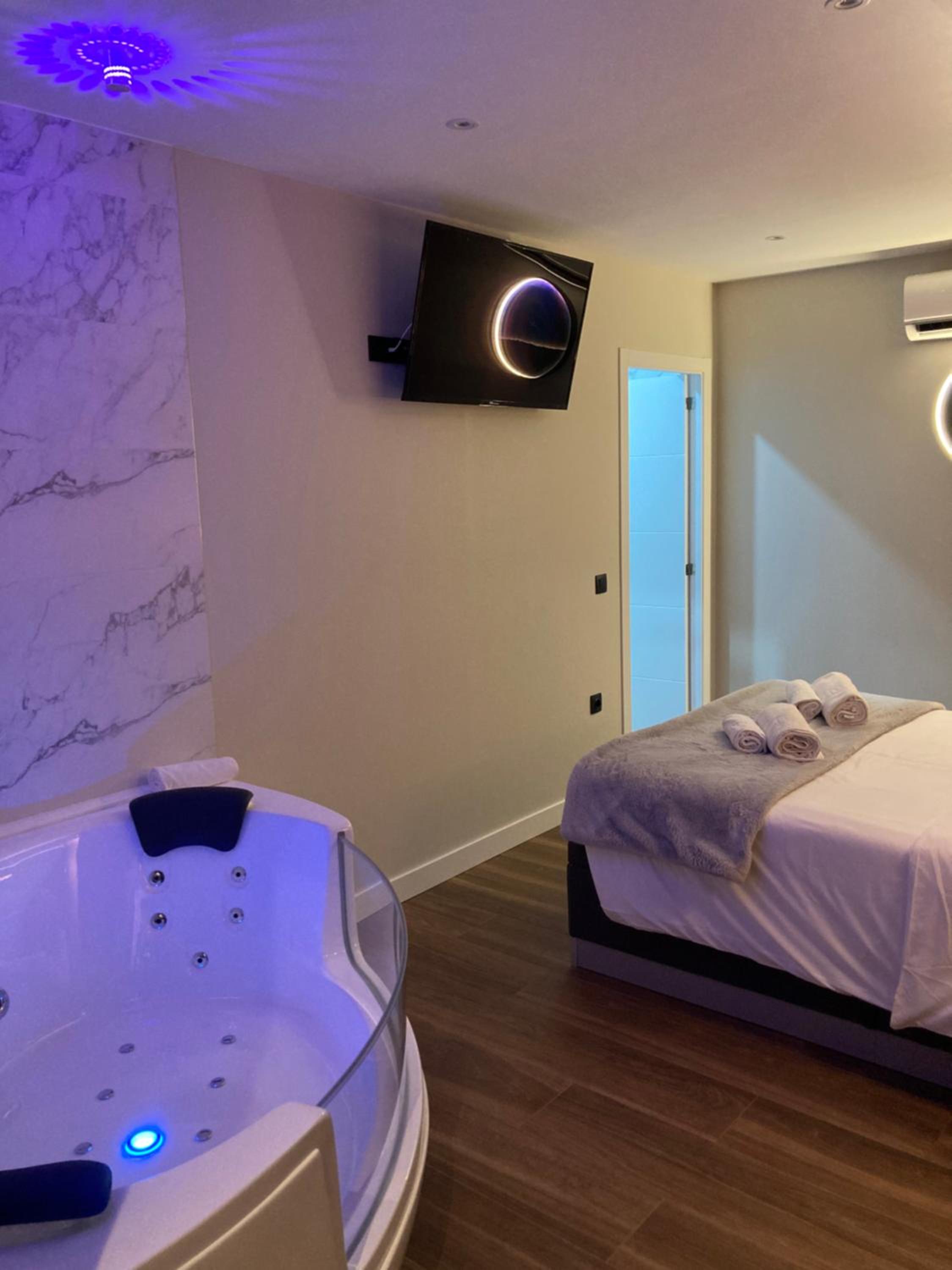 Deluxe Suite with Spa Bath - Photo 8
