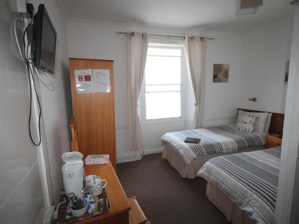Twin Room with Private Bathroom photo 1