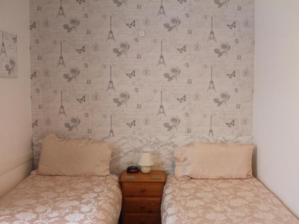 Twin Room with Private Bathroom photo 2