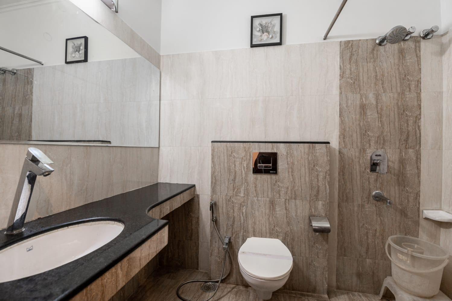 Deluxe Room:Enjoy Happy Hours with 2+1 offer on Alcoholic Beverages, Early Check-In/ Late Check-Out upto 2 hours (subject to availability) - Photo 10