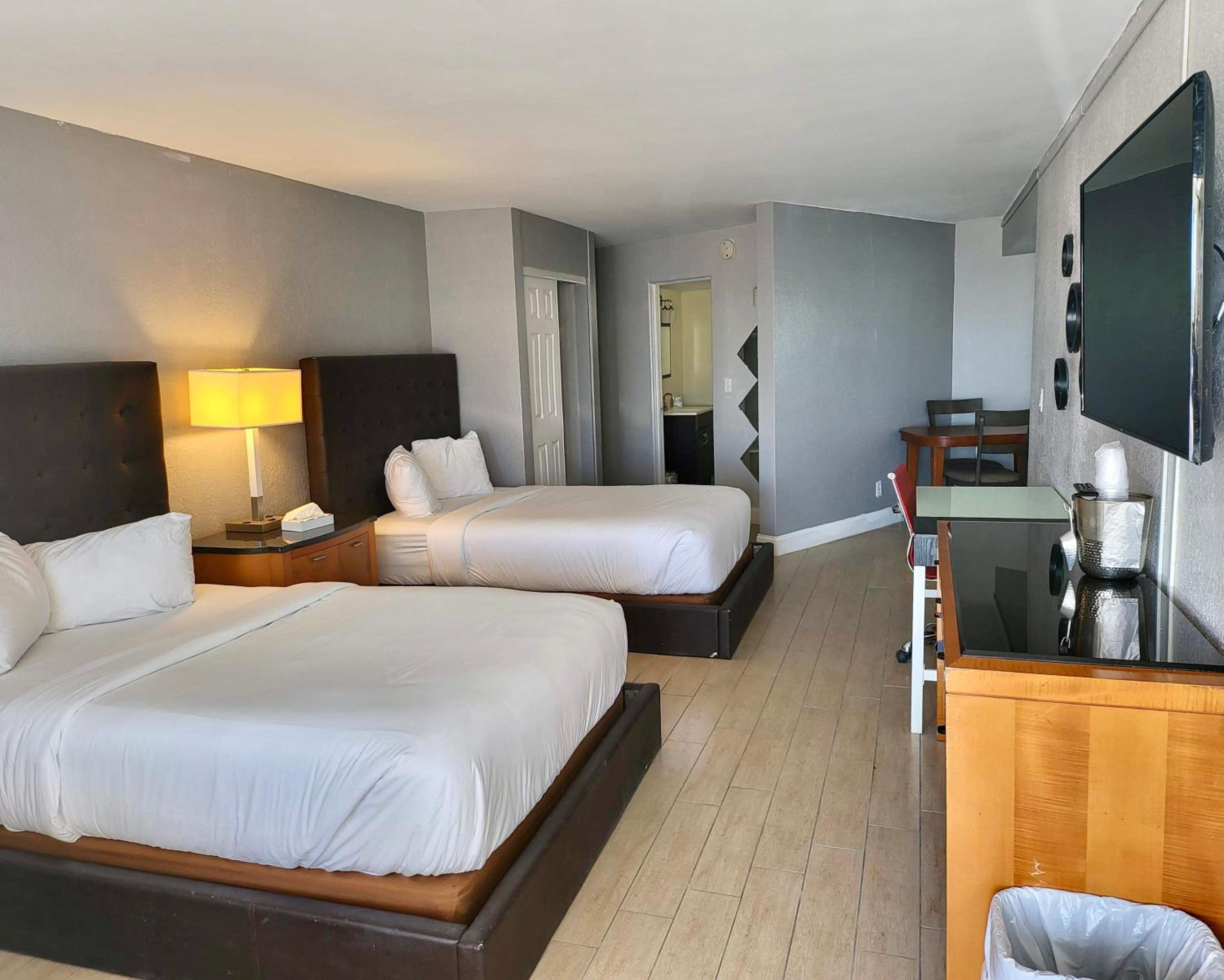 Deluxe Double Room with Two Double Beds - Non-Smoking - Ground Floor photo 1