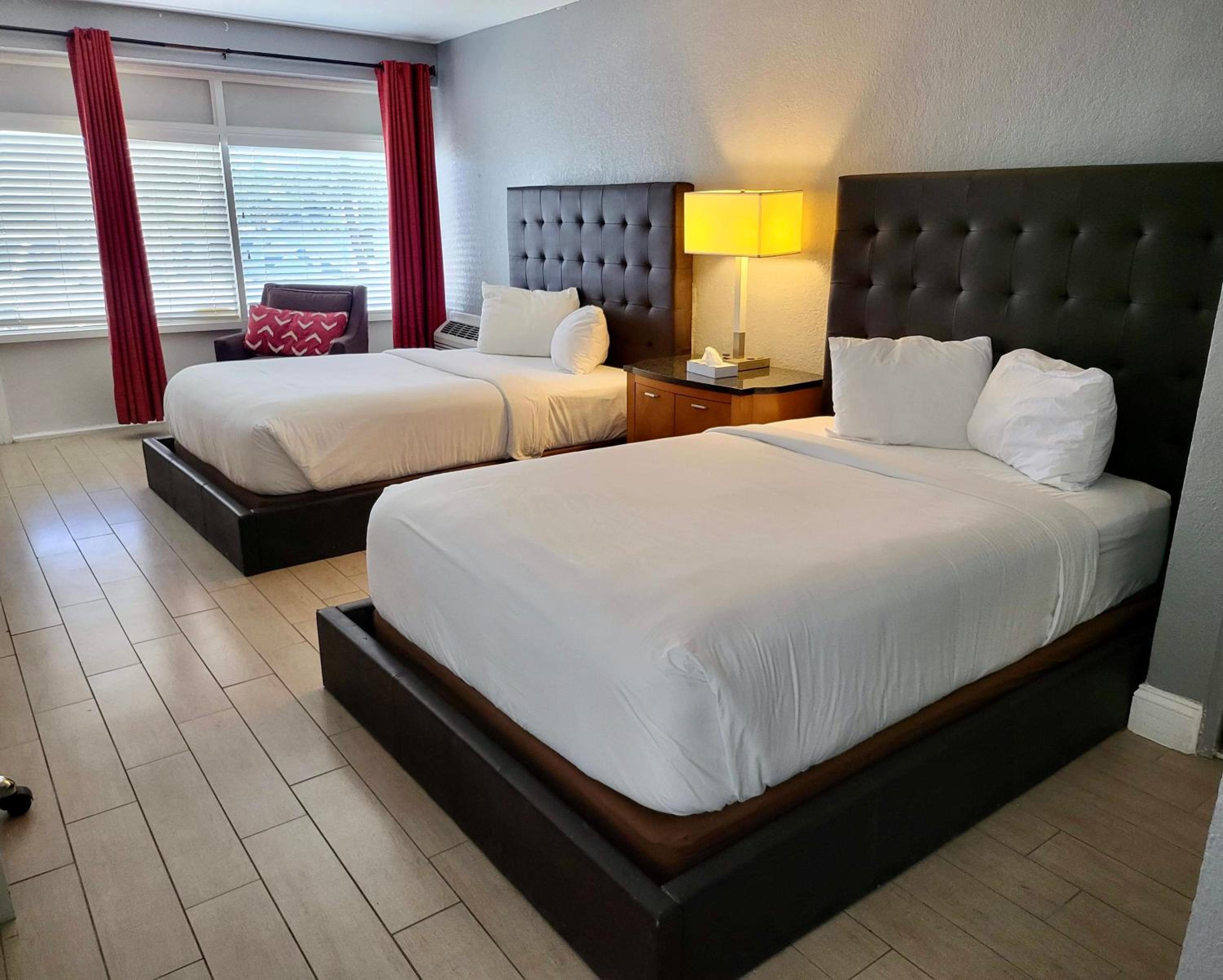 Deluxe Double Room with Two Double Beds - Non-Smoking - Ground Floor photo 2