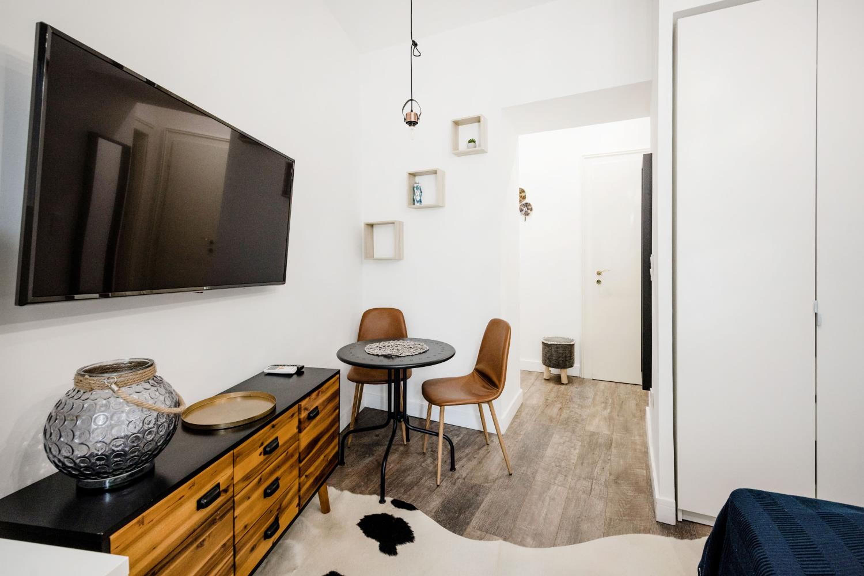 One-Bedroom Apartment - Photo 3