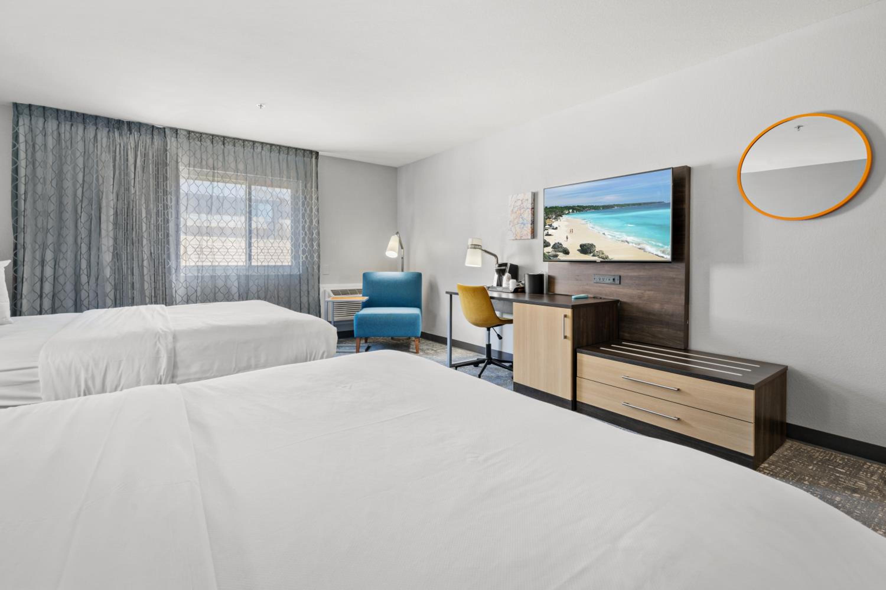 Queen Room with 2 Queen Beds - Photo 7