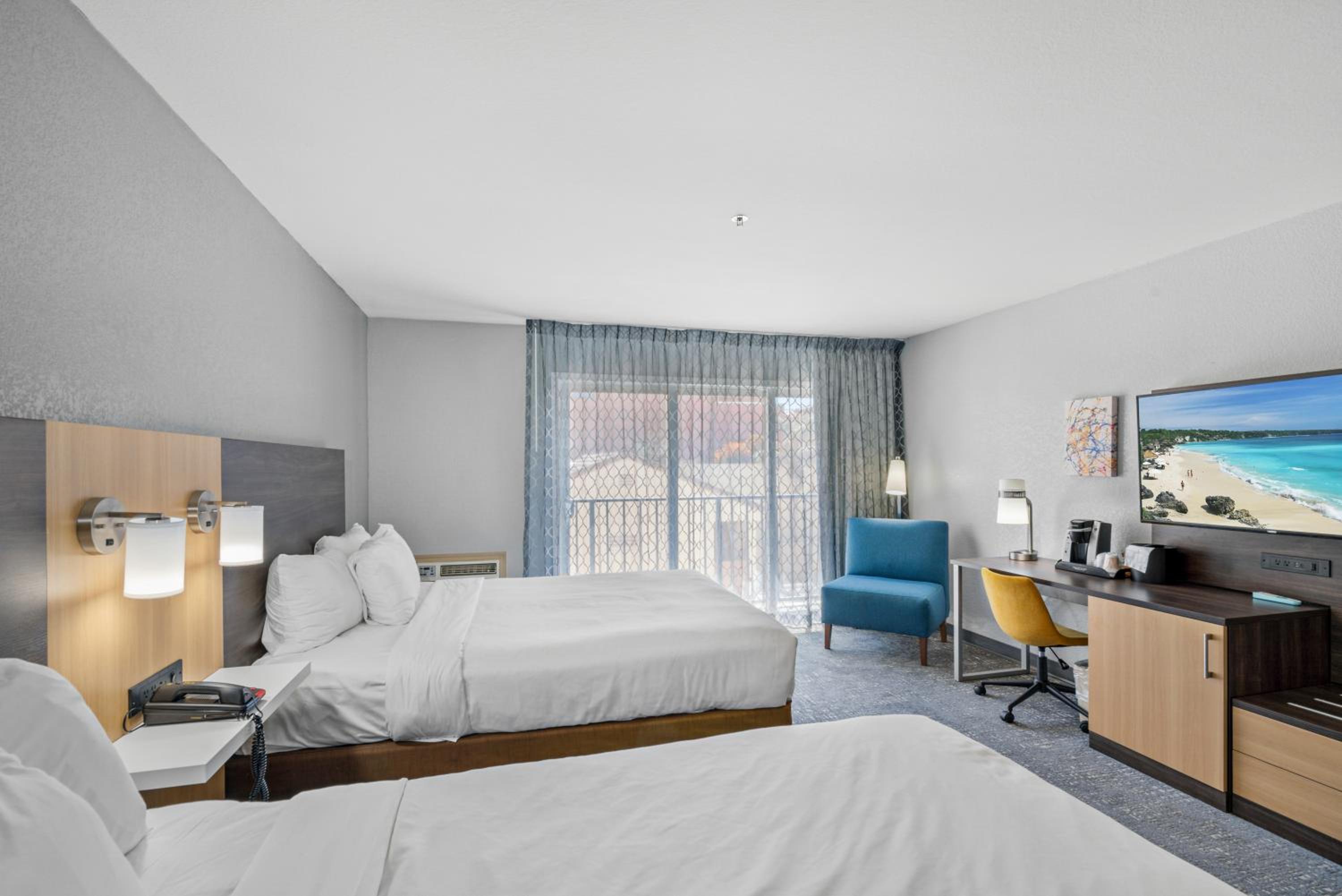  Deluxe Double Room with Two Queen Beds - Photo 1
