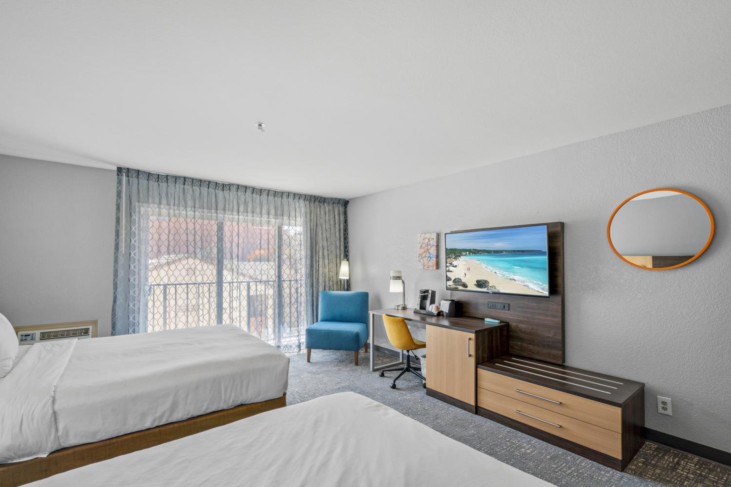  Deluxe Double Room with Two Queen Beds - Photo 2