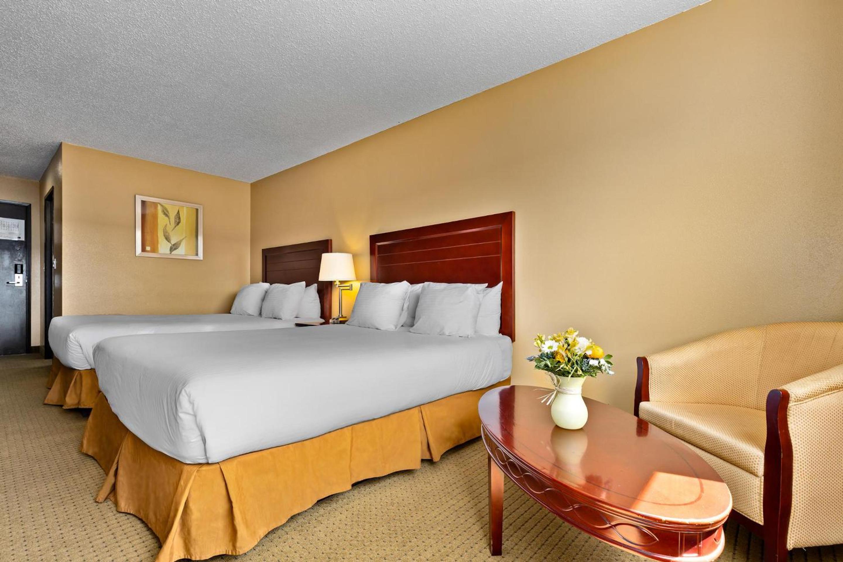 Queen Room with Two Queen Beds photo 3